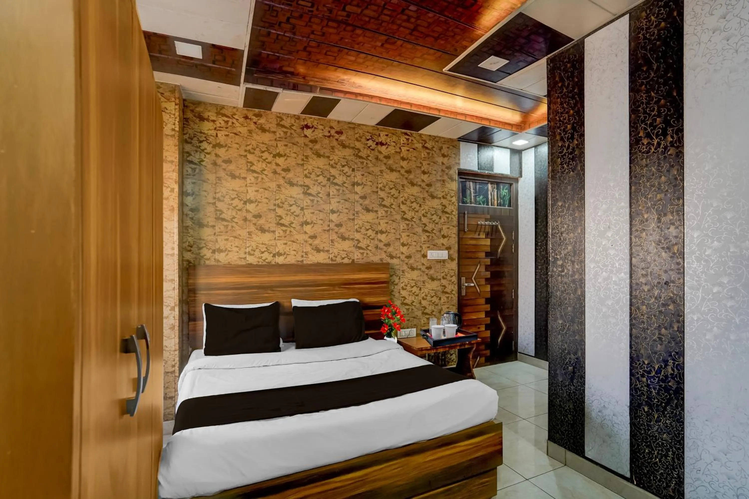 Bedroom, Bed in Collection O JK Temple Kanpur Formerly Yatika Inn