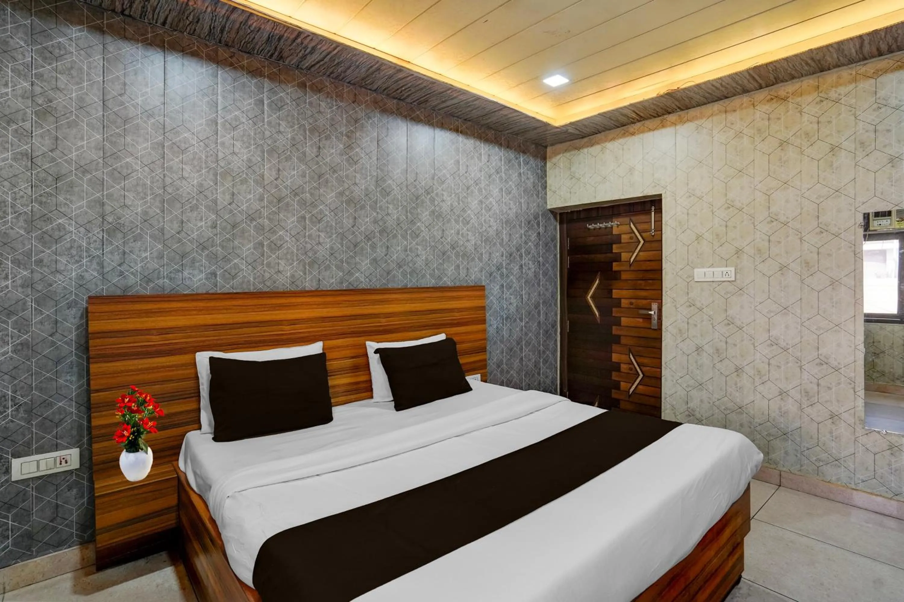 Bedroom, Bed in Collection O JK Temple Kanpur Formerly Yatika Inn