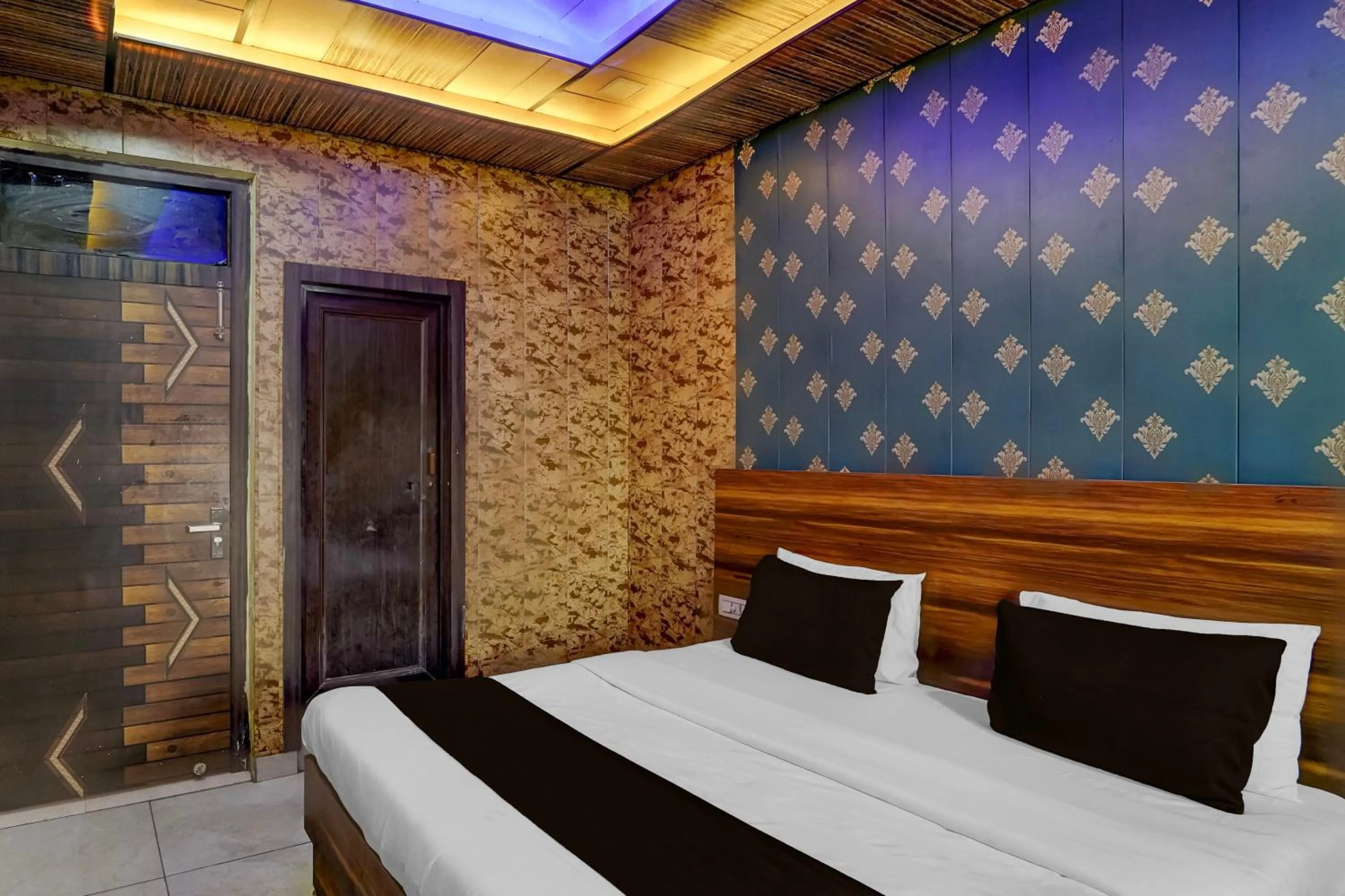 Bedroom, Bed in Collection O JK Temple Kanpur Formerly Yatika Inn