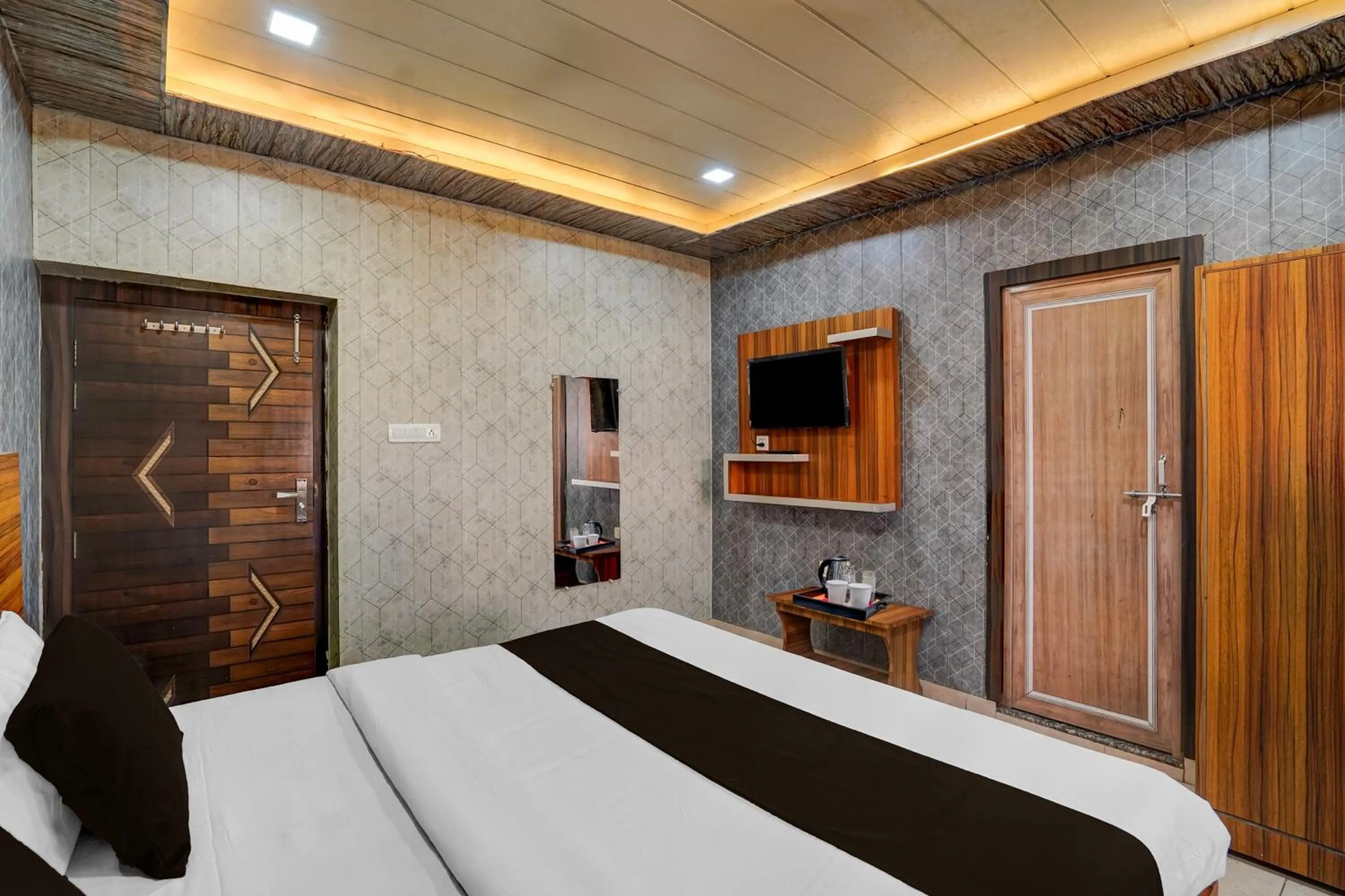 Bedroom, Bed in Collection O JK Temple Kanpur Formerly Yatika Inn