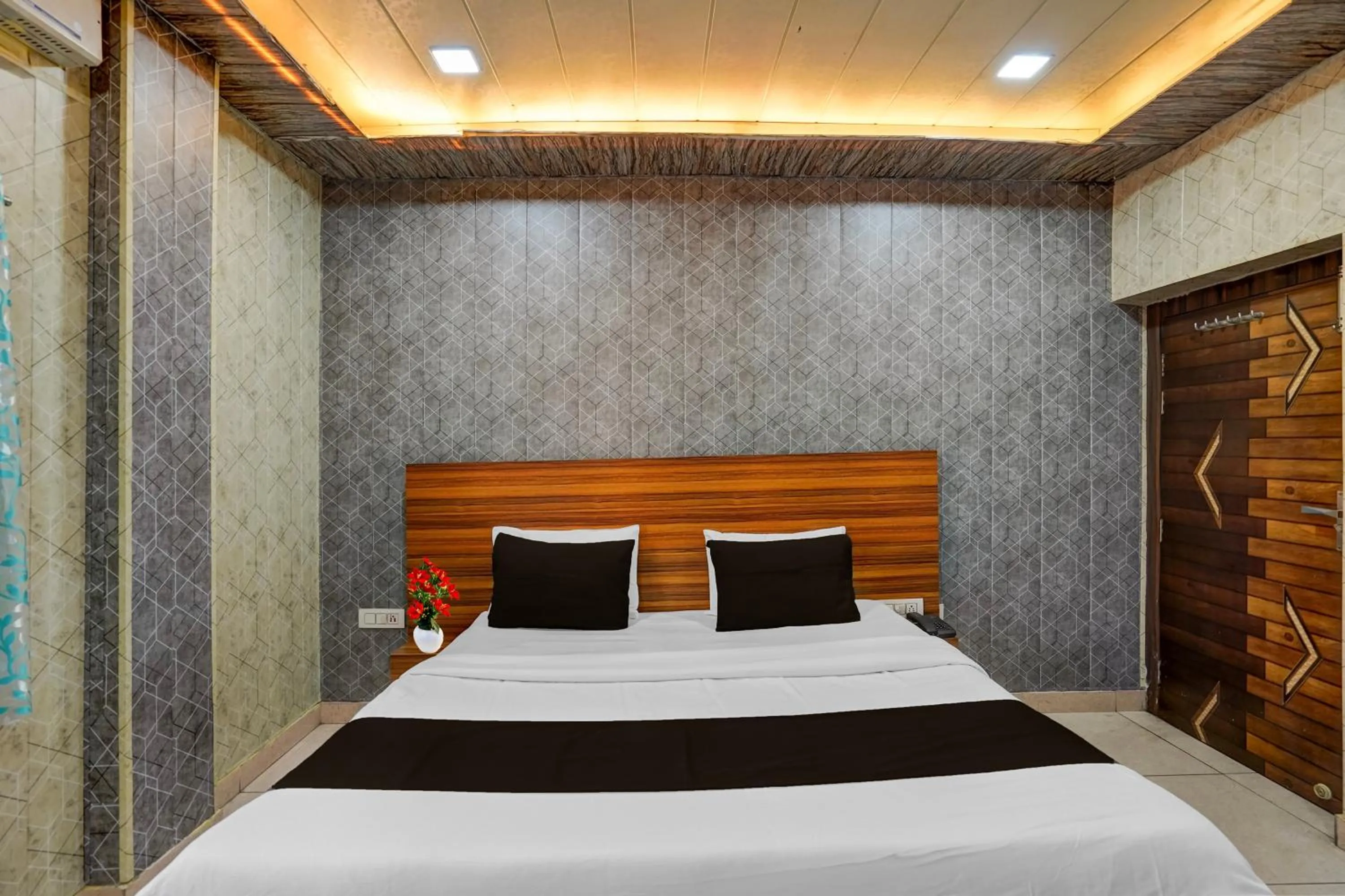 Bedroom, Bed in Collection O JK Temple Kanpur Formerly Yatika Inn