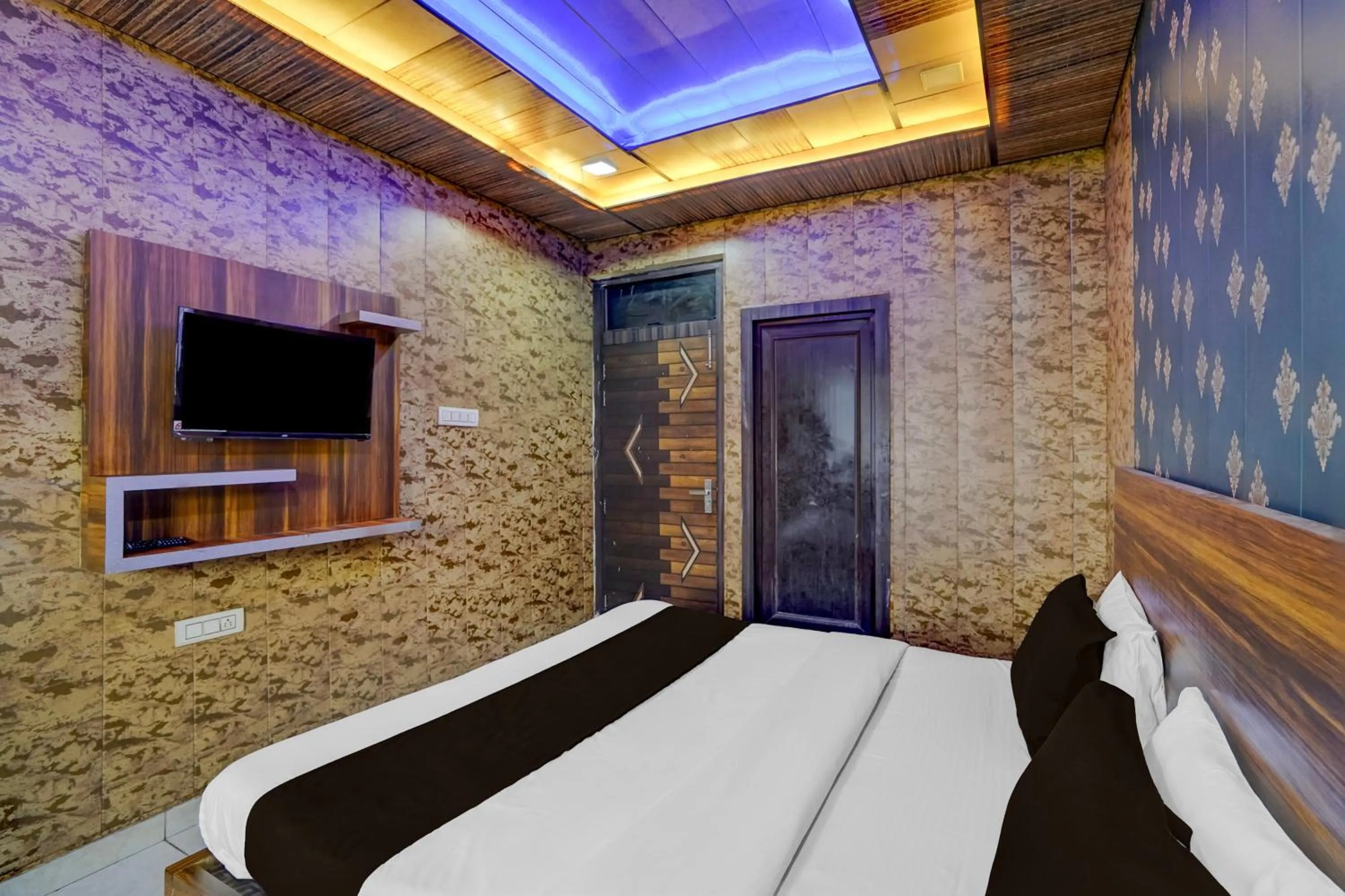 Bedroom, Bed in Collection O JK Temple Kanpur Formerly Yatika Inn