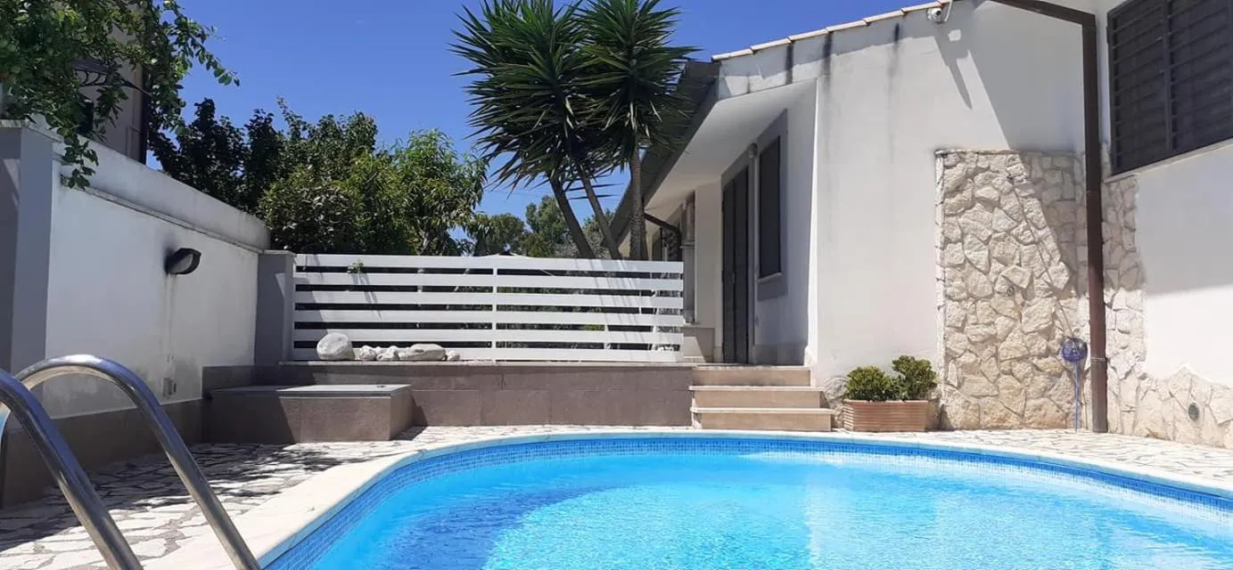 Swimming pool in Gens Mundi B&B