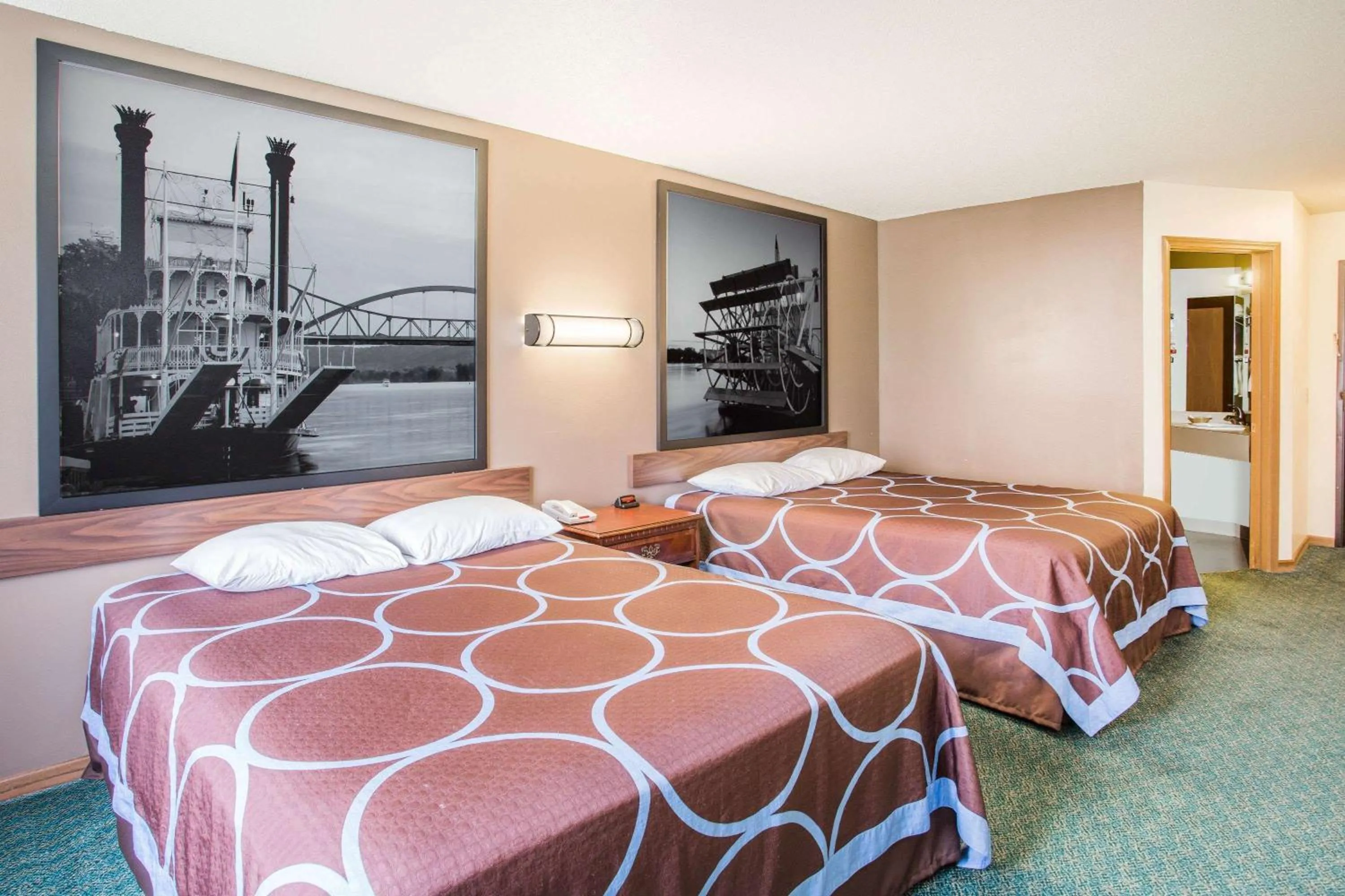 Photo of the whole room in Super 8 by Wyndham Prairie Du Chien