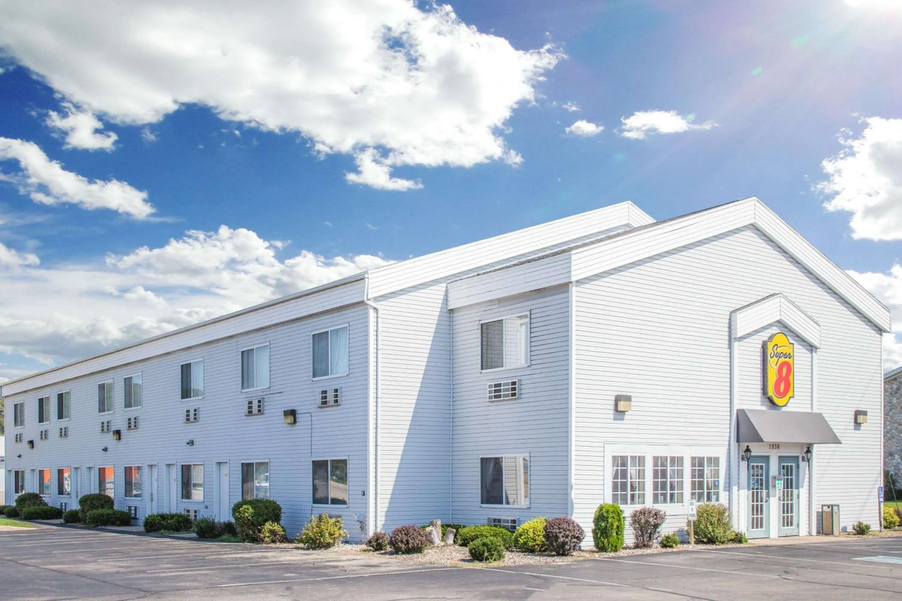 Property Building in Super 8 by Wyndham Prairie Du Chien