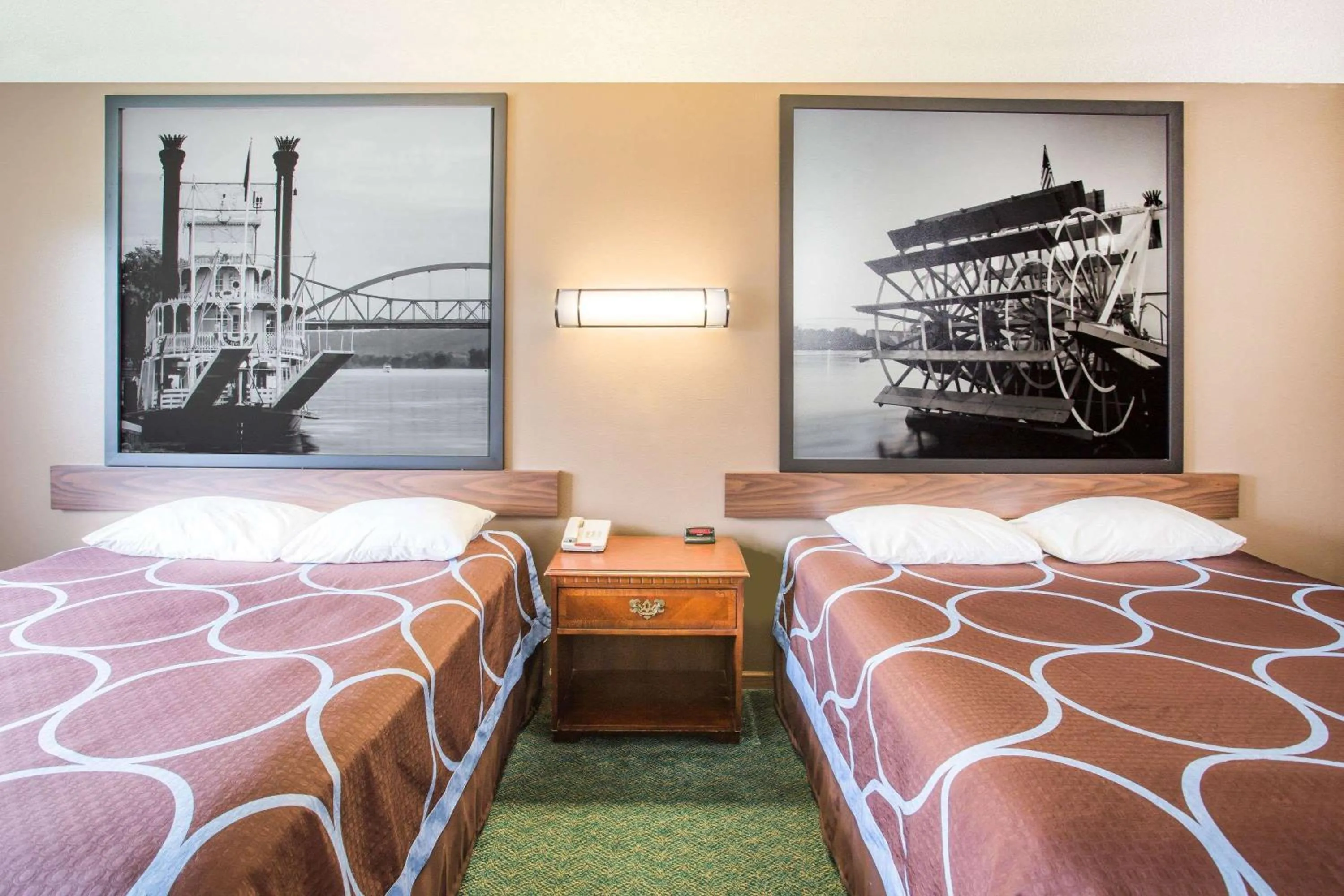 Photo of the whole room in Super 8 by Wyndham Prairie Du Chien