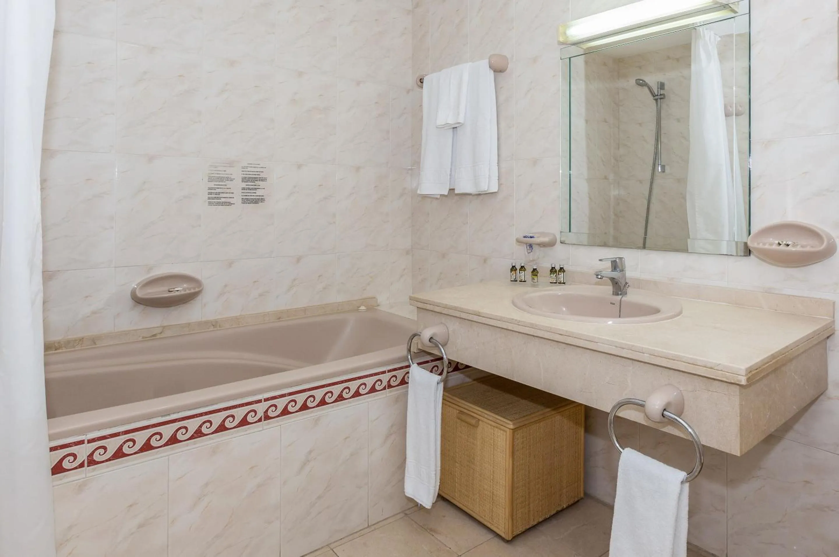 Shower in Ona Alanda Club Marbella