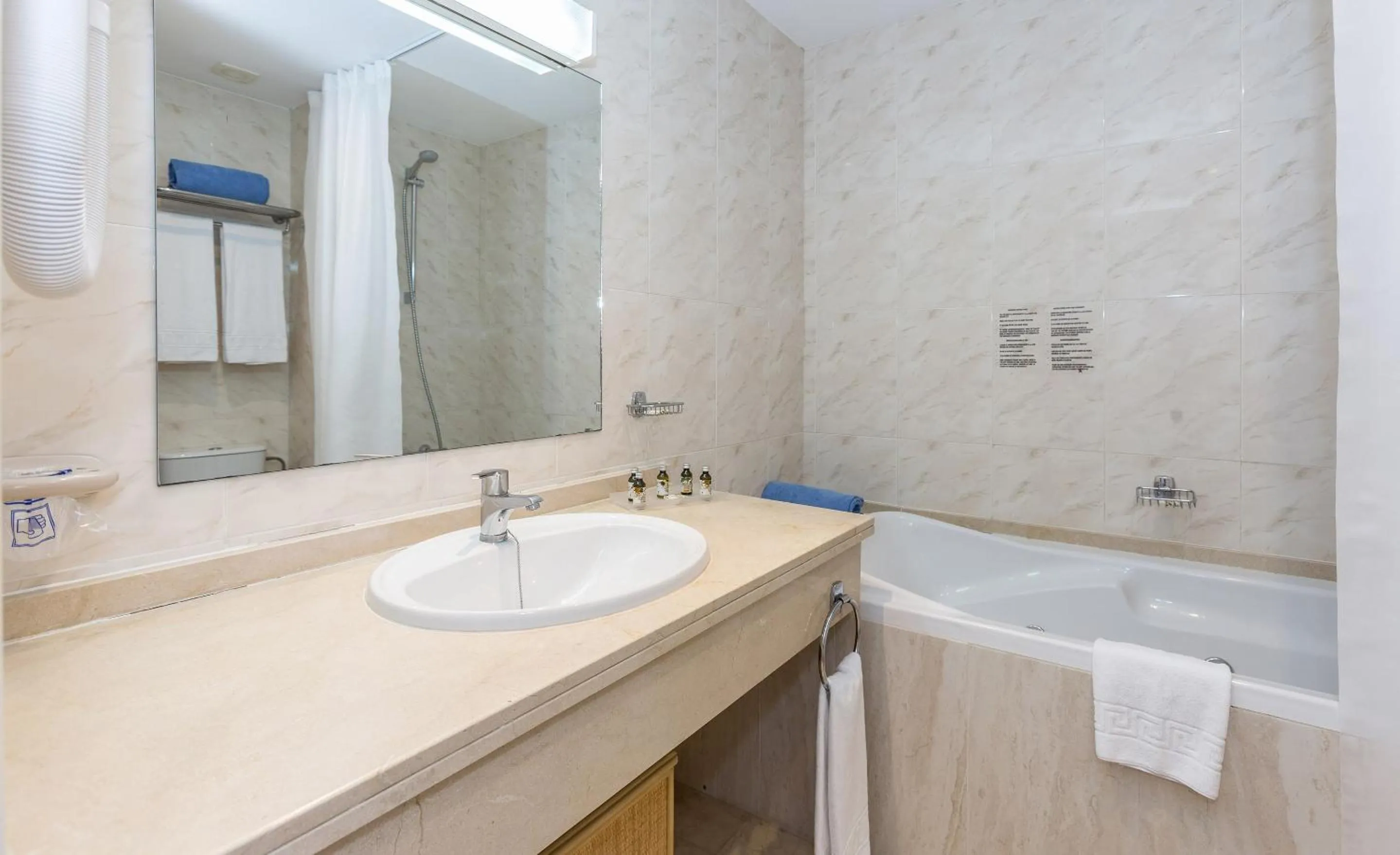 Shower in Ona Alanda Club Marbella