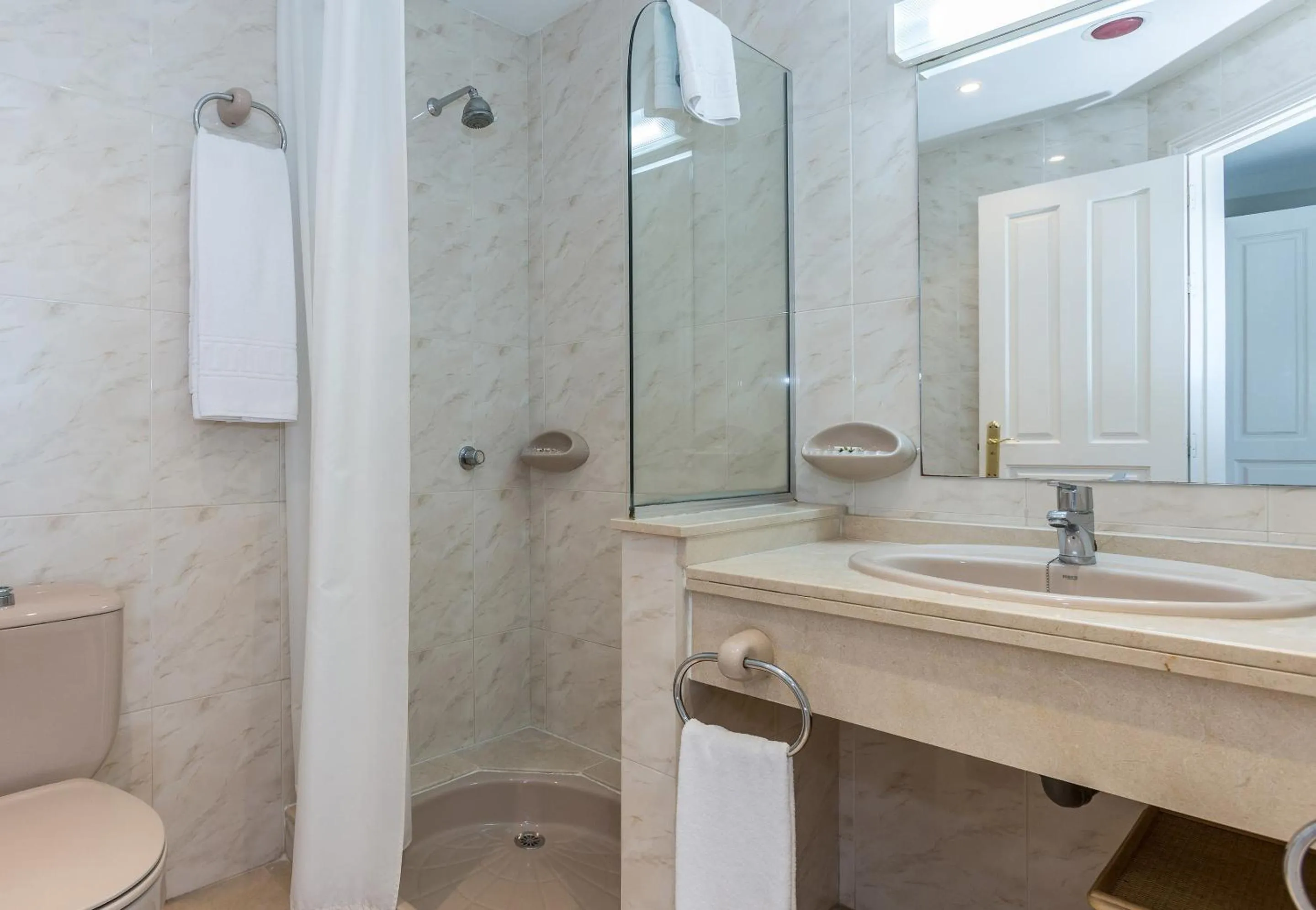 Shower in Ona Alanda Club Marbella