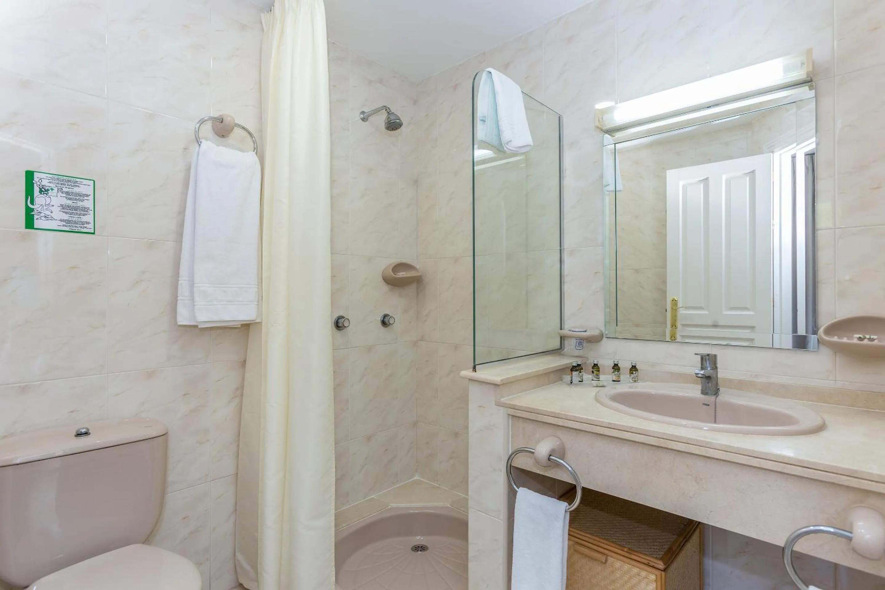 Shower in Ona Alanda Club Marbella