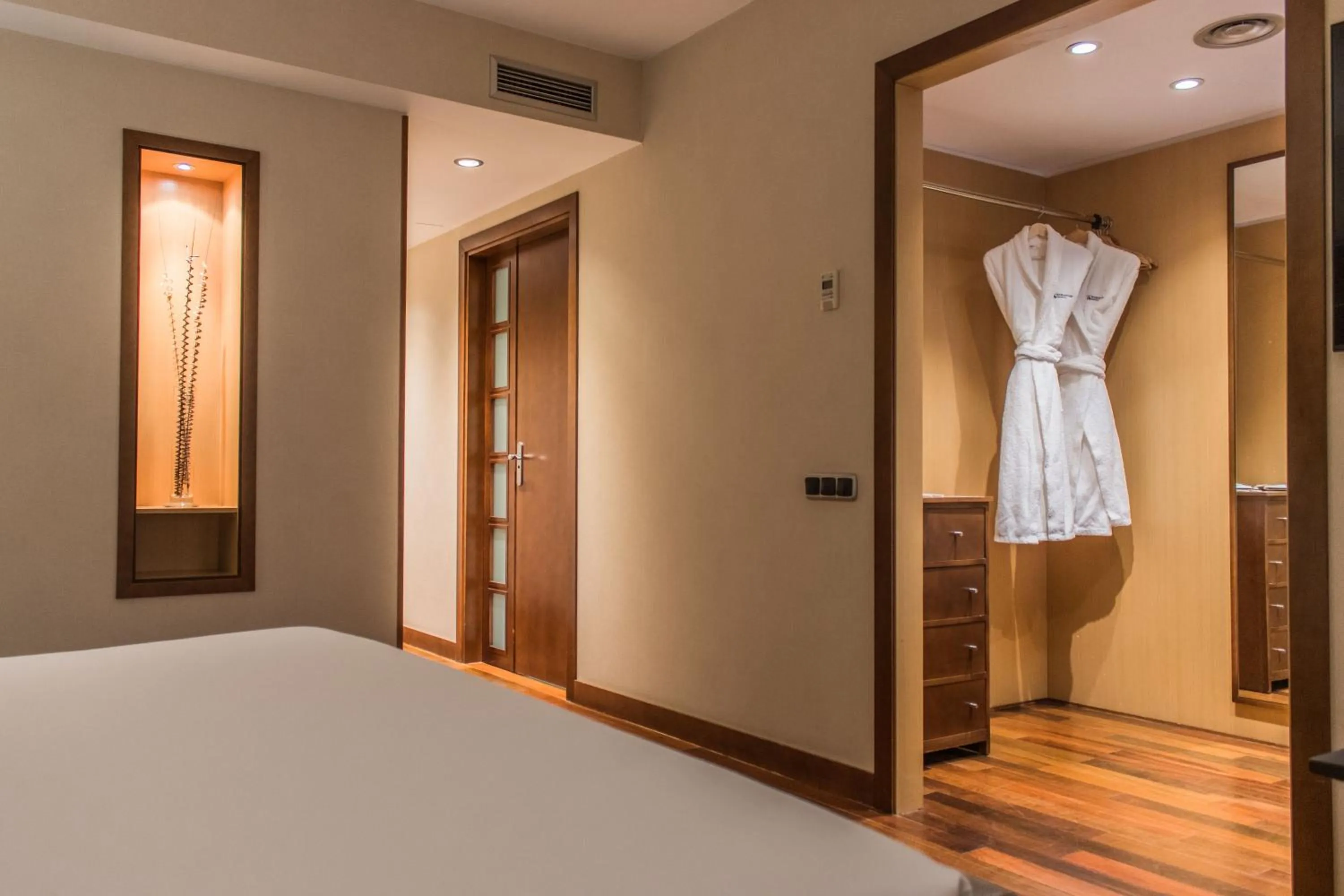 wardrobe, Bed in Eurostars Diana Palace