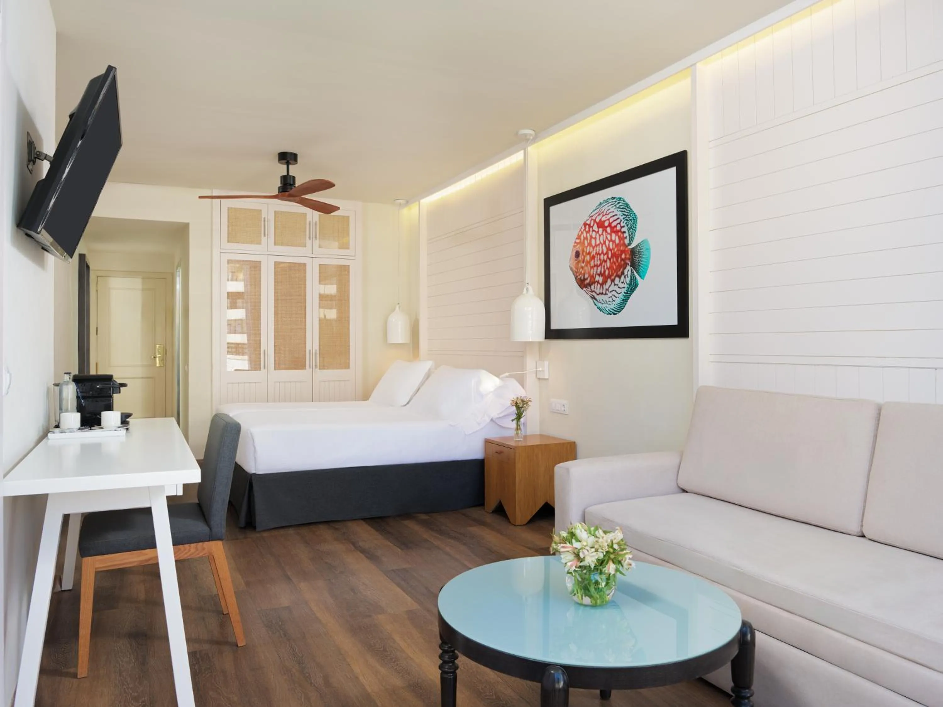 Coffee/tea facilities, Bed in H10 Conquistador