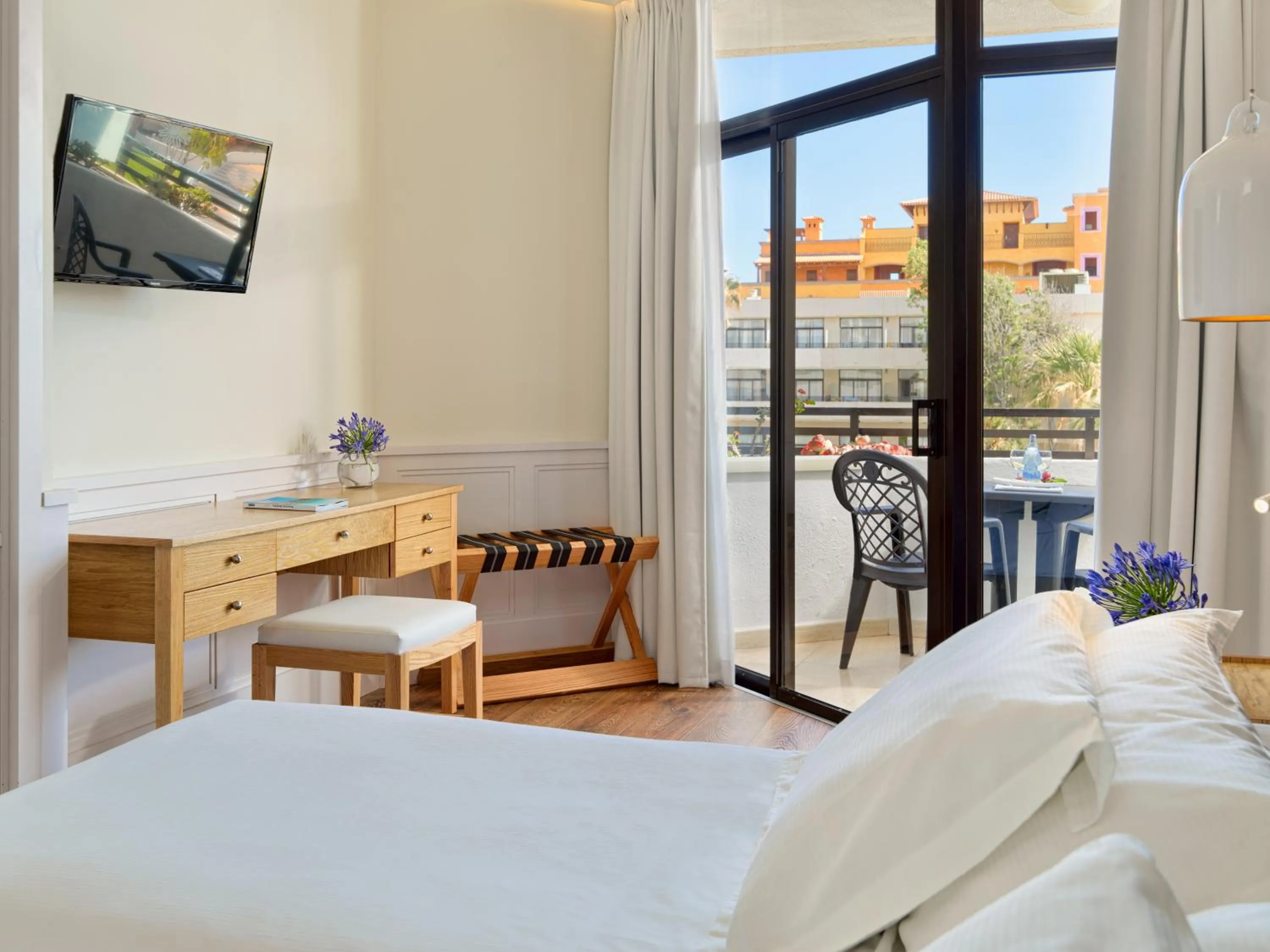 Bedroom, Bed in H10 Conquistador