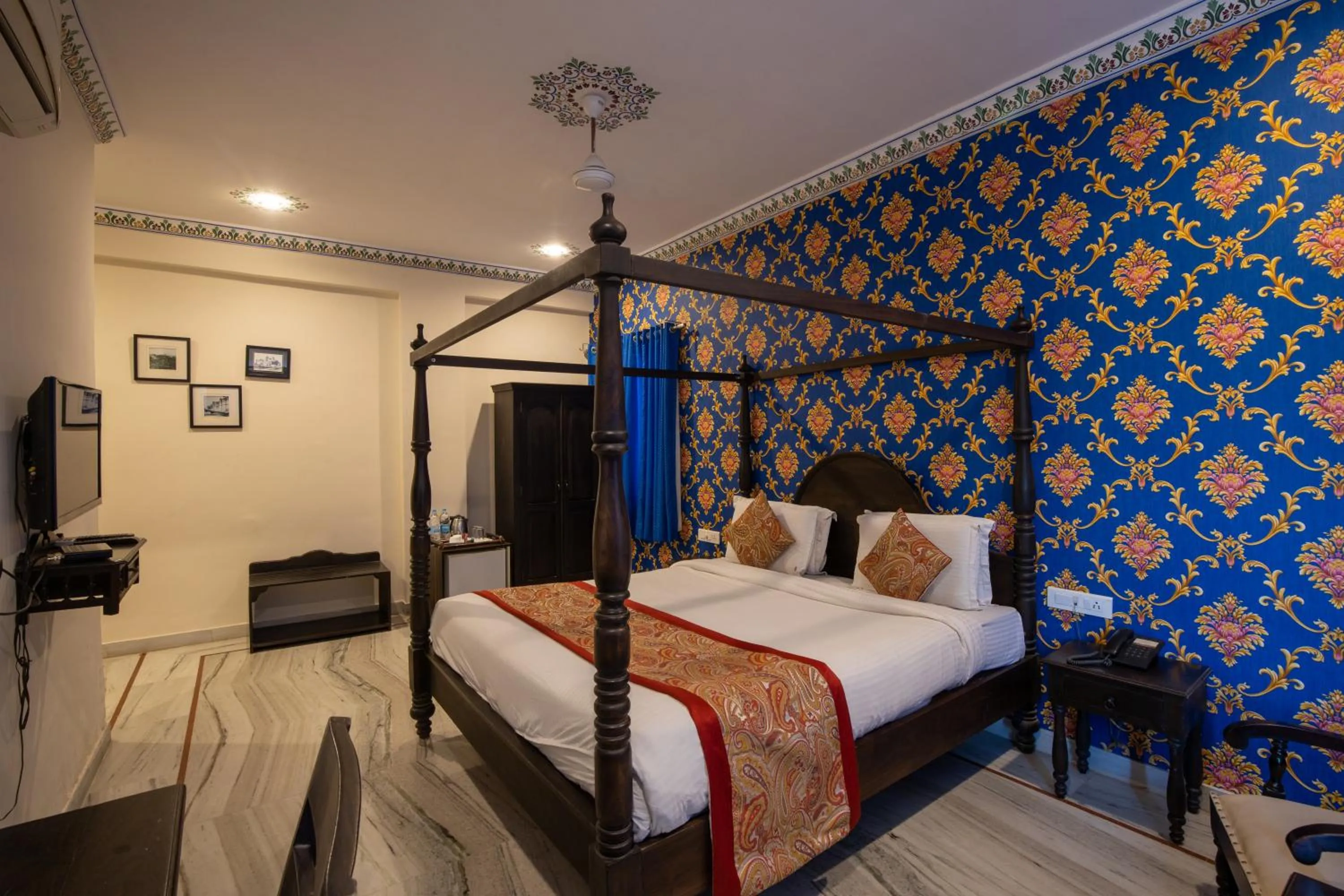 Bed in Hotel Royal Pratap Niwas