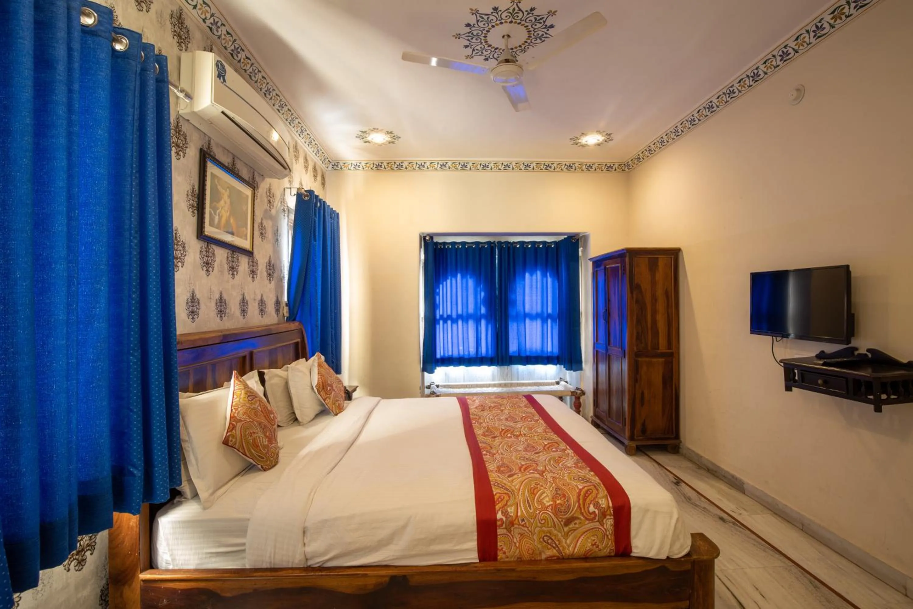 Communal lounge/ TV room, TV/Entertainment Center in Hotel Royal Pratap Niwas