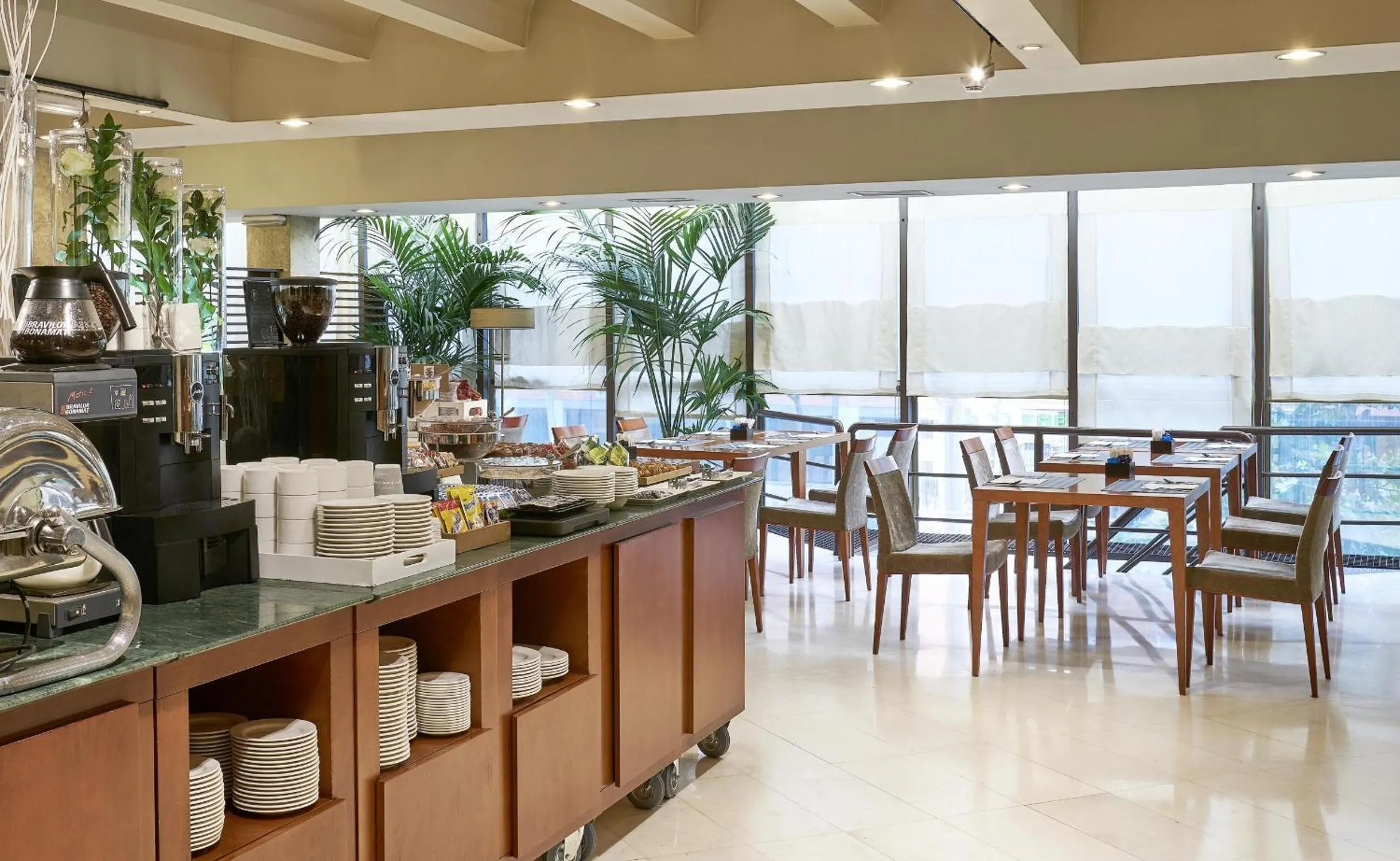 Restaurant/places to eat in NH Lleida Pirineos