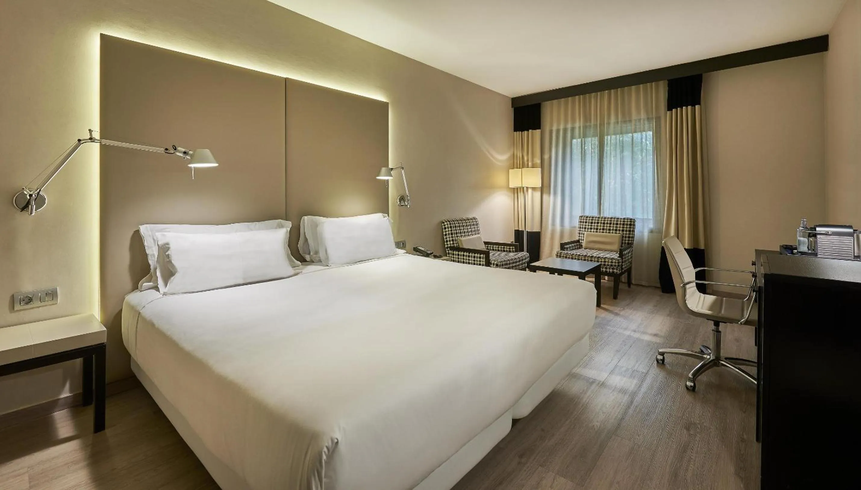 Bedroom, Bed in NH Lleida Pirineos