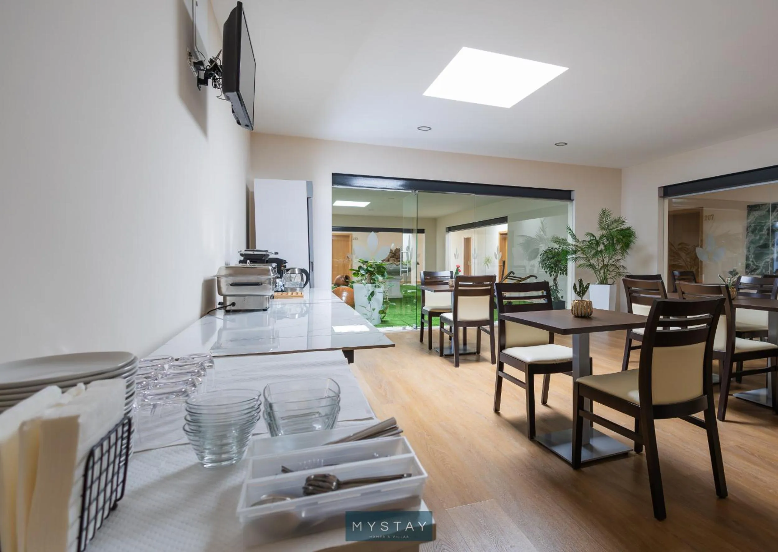 Breakfast, Bed in Hotel Lena Village