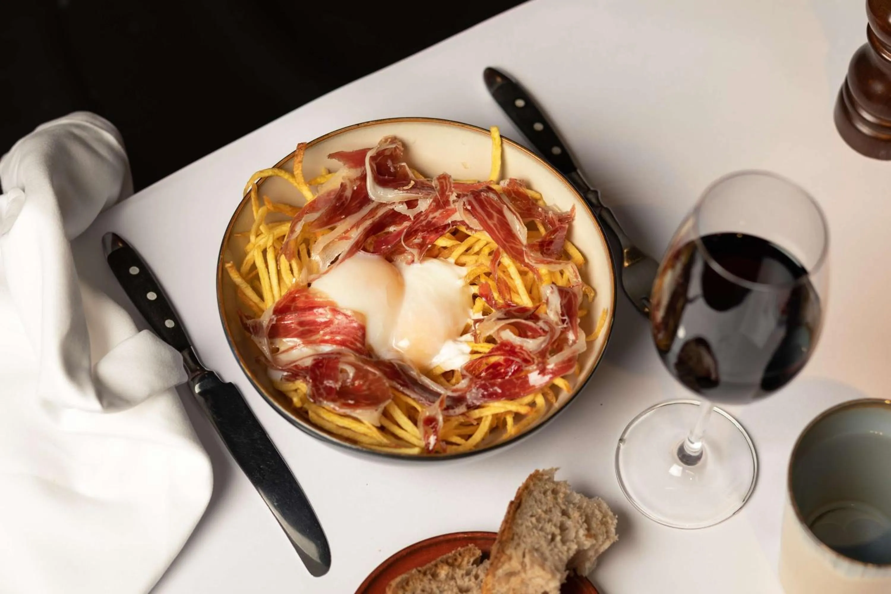 Restaurant/places to eat in Alexandra Barcelona Hotel, Curio Collection by Hilton