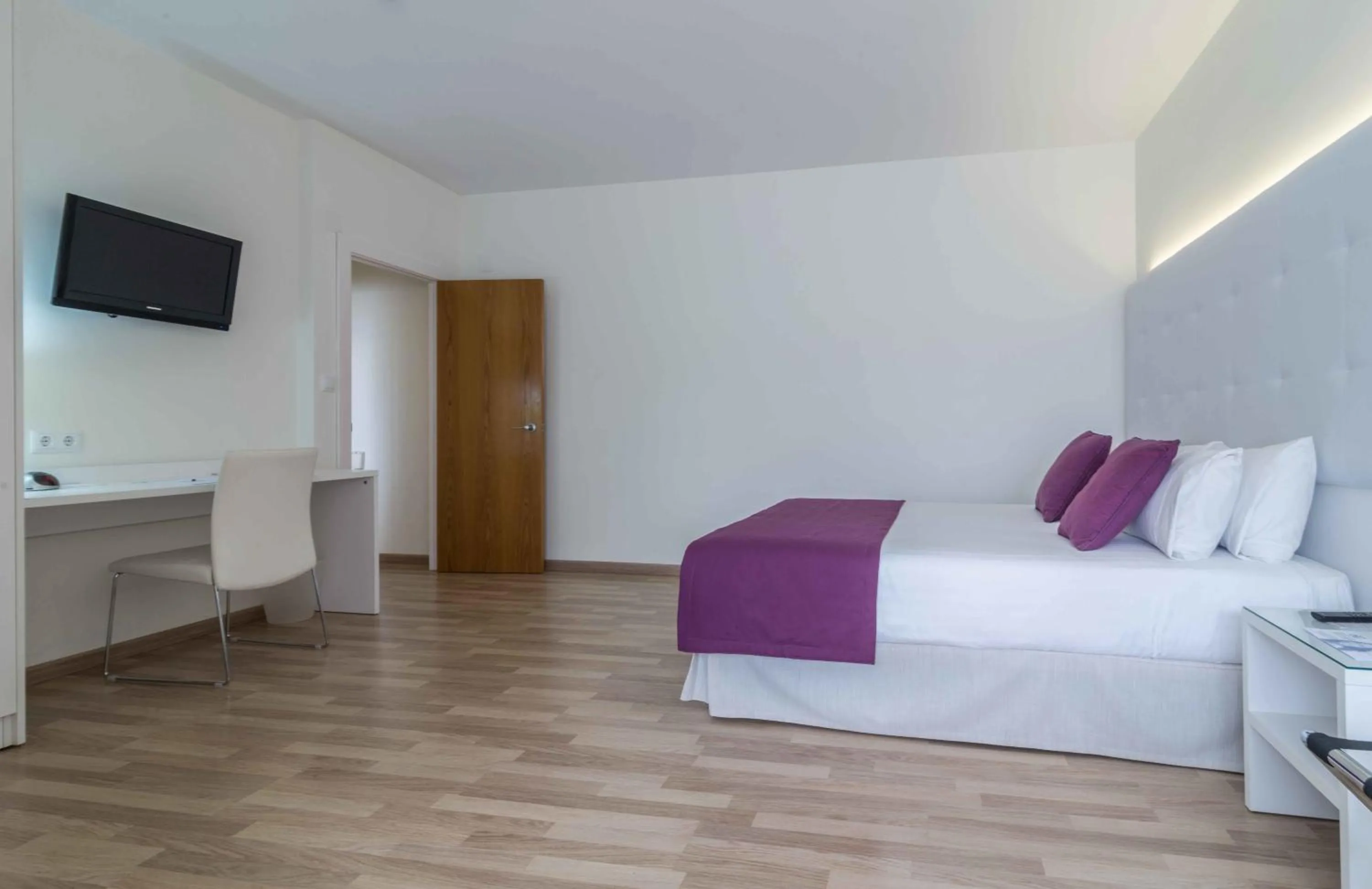 Bedroom, Bed in Hotel Albahia Alicante