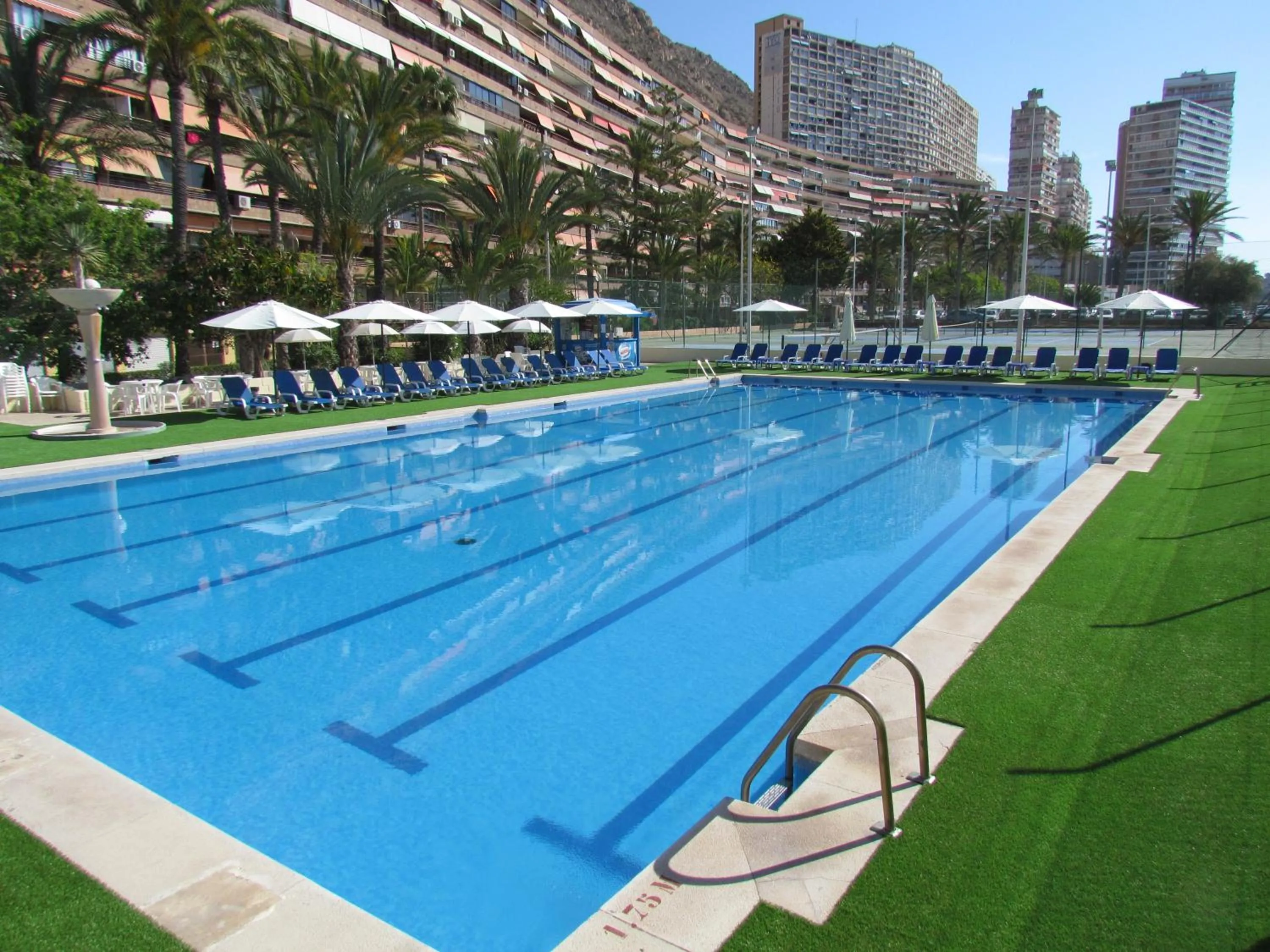 Swimming pool in Hotel Albahia Alicante