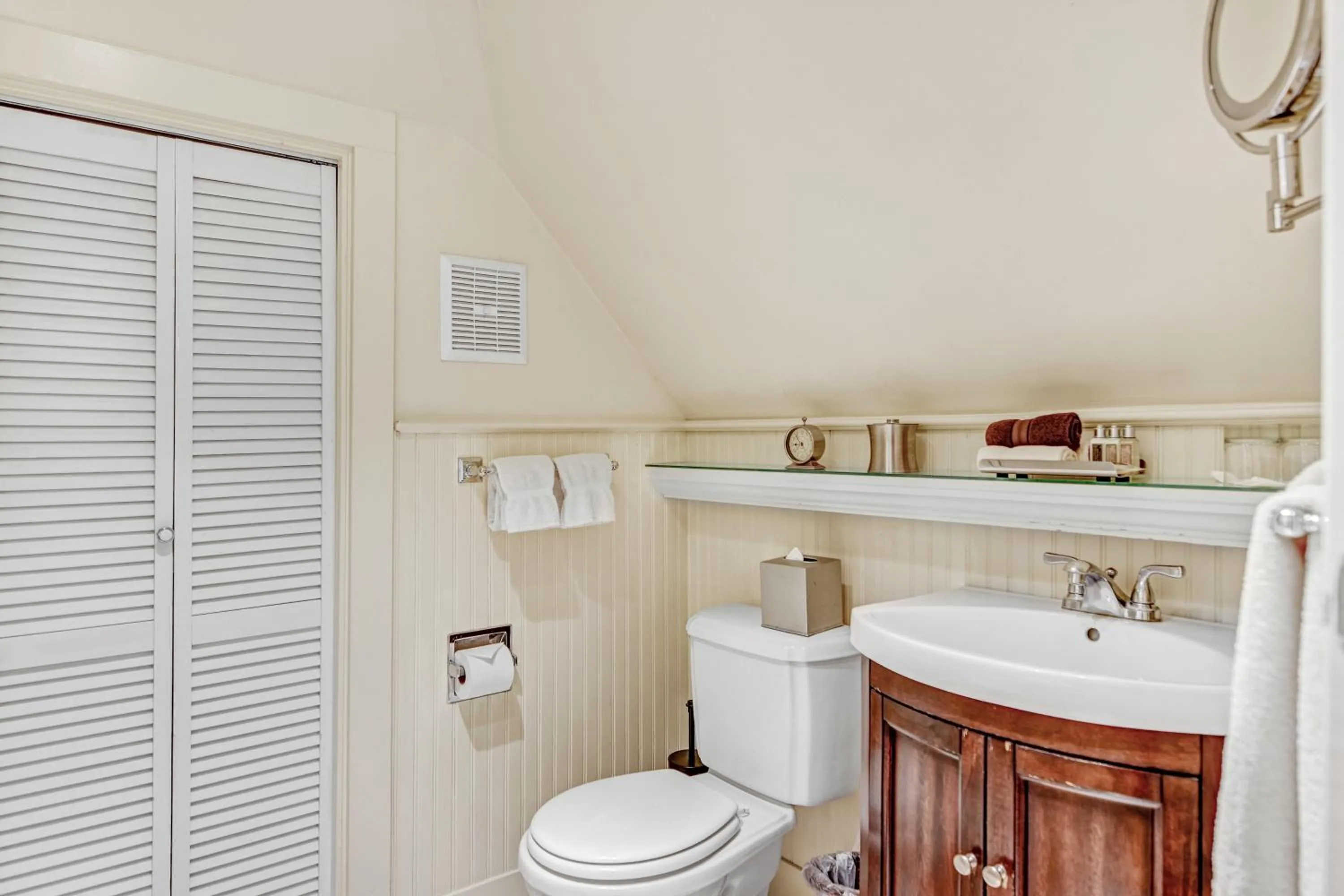 Toilet in Chateau De Vie