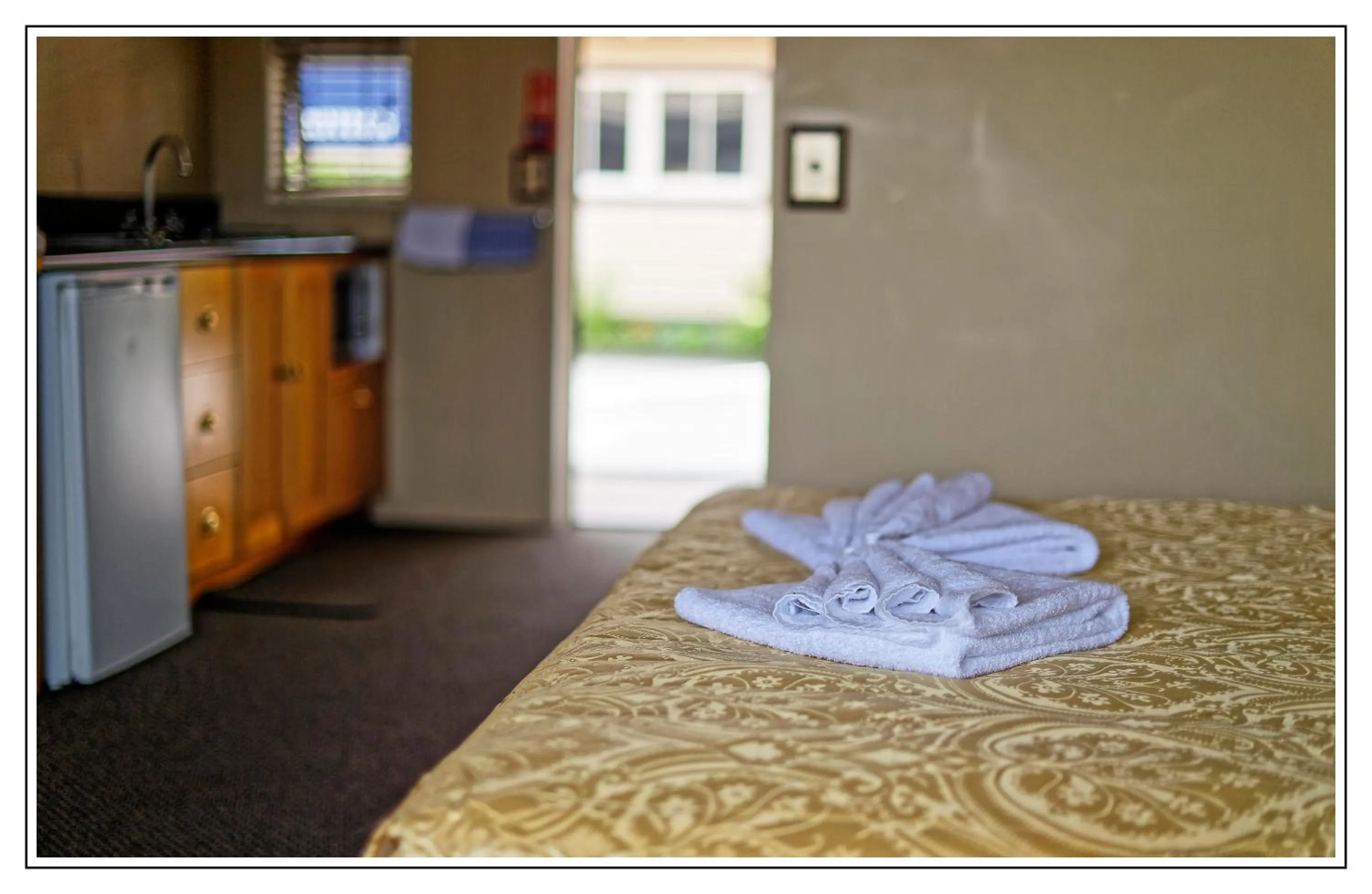 Bed in Lantern Court Motel