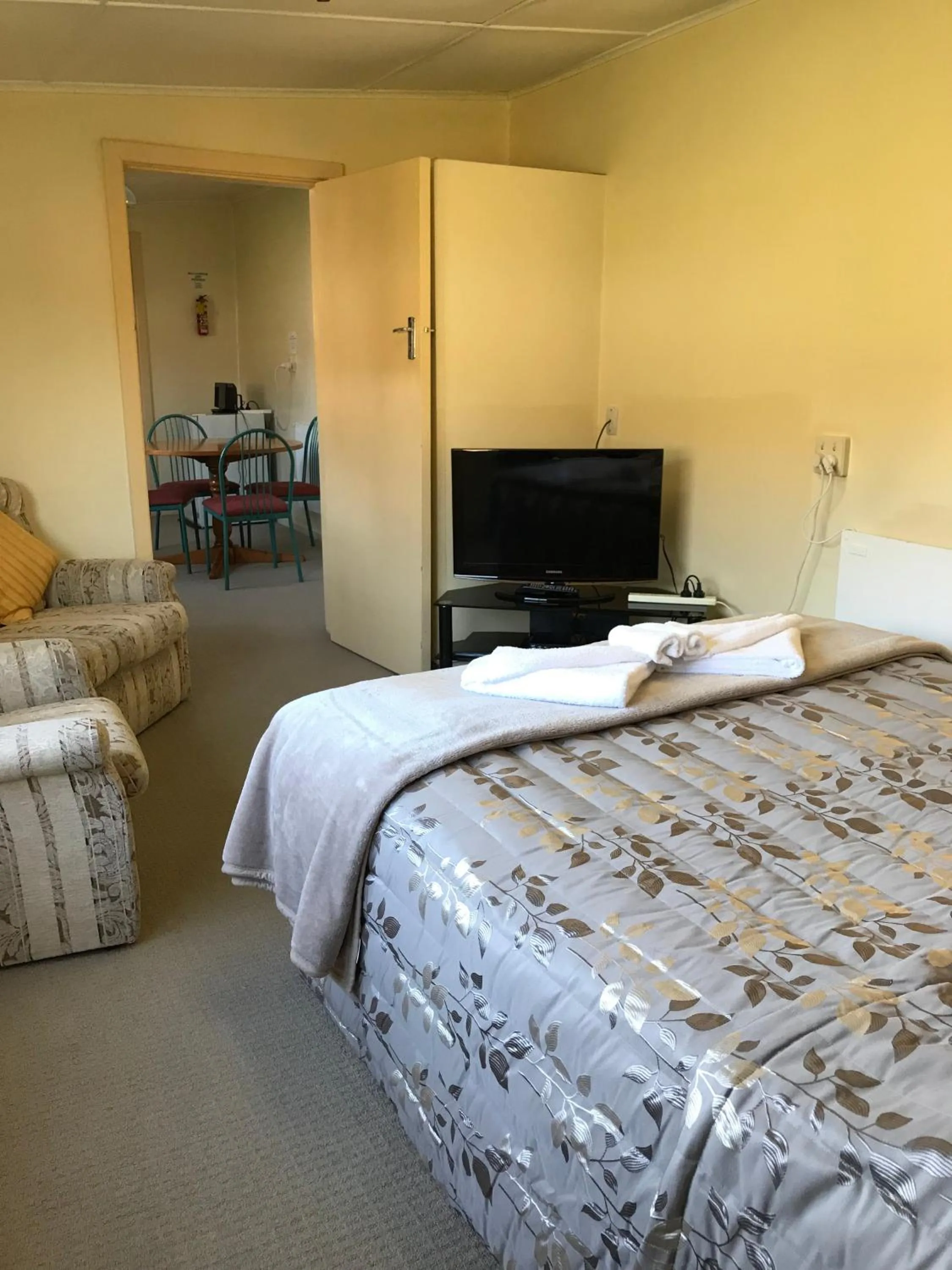 TV and multimedia, Bed in Lantern Court Motel