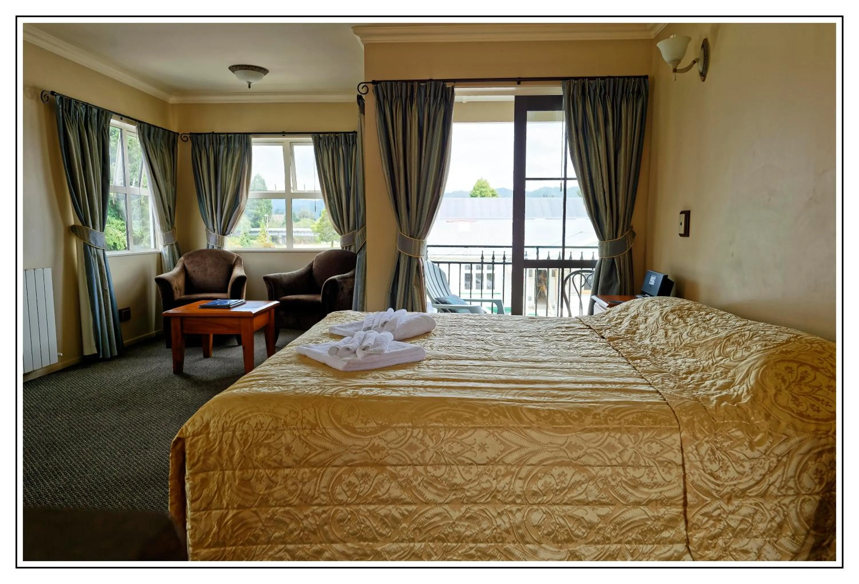 Bed in Lantern Court Motel