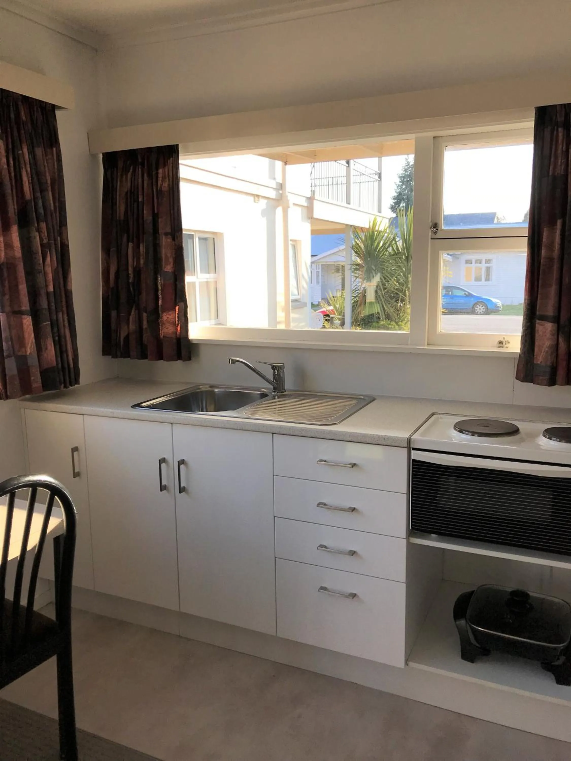 Kitchen or kitchenette in Lantern Court Motel