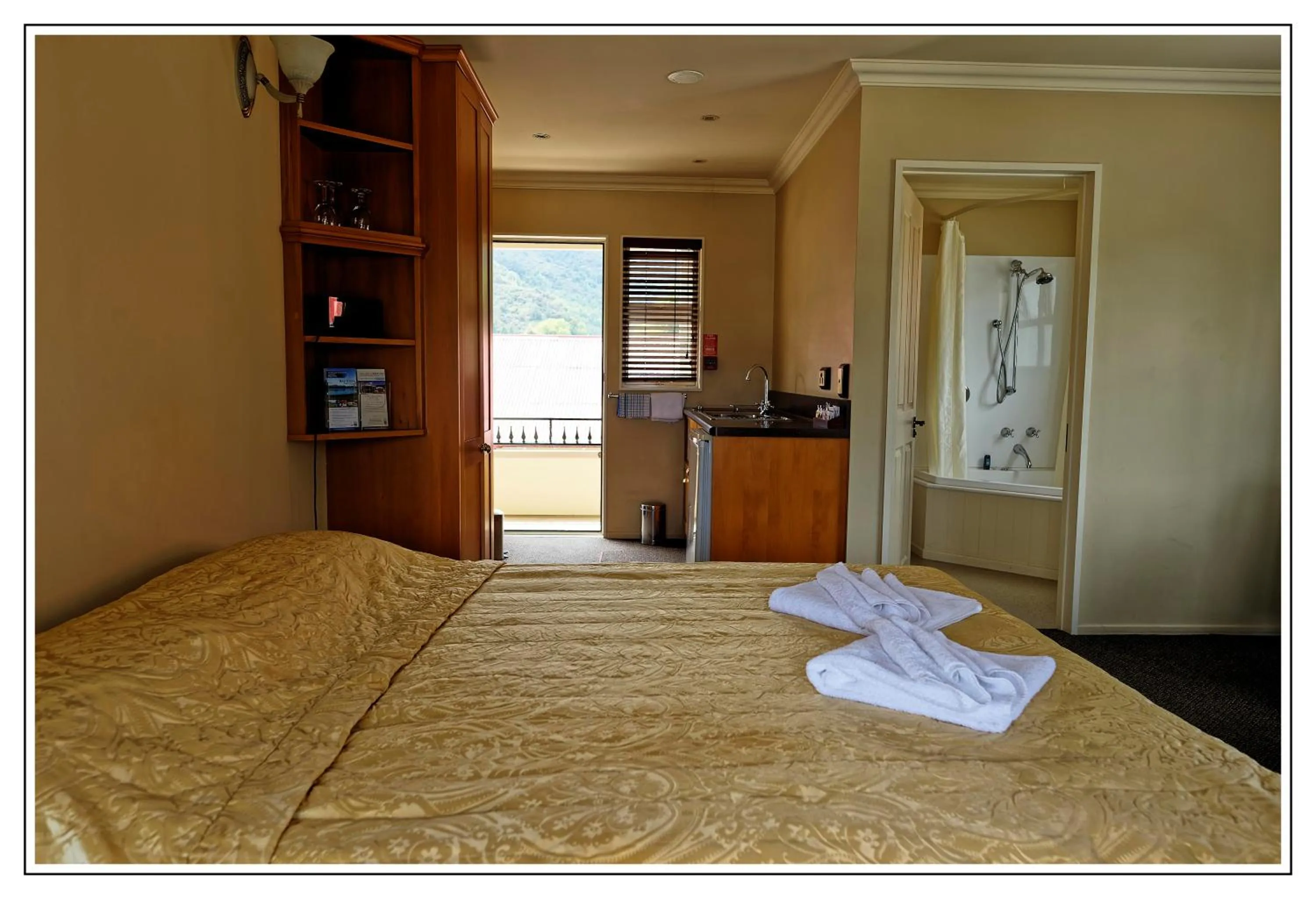 Bed in Lantern Court Motel