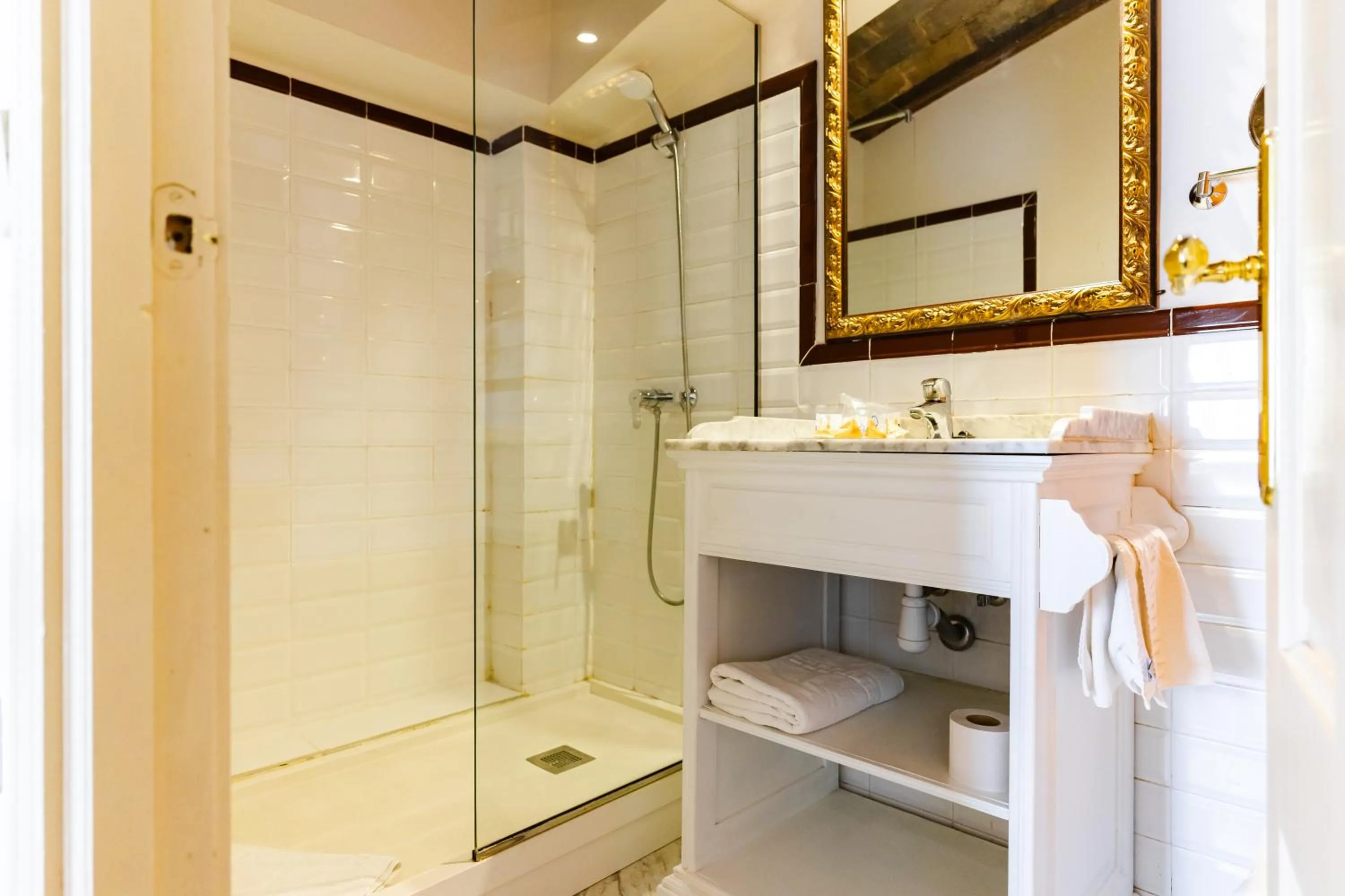 Shower in Ad Hoc Monumental 1881