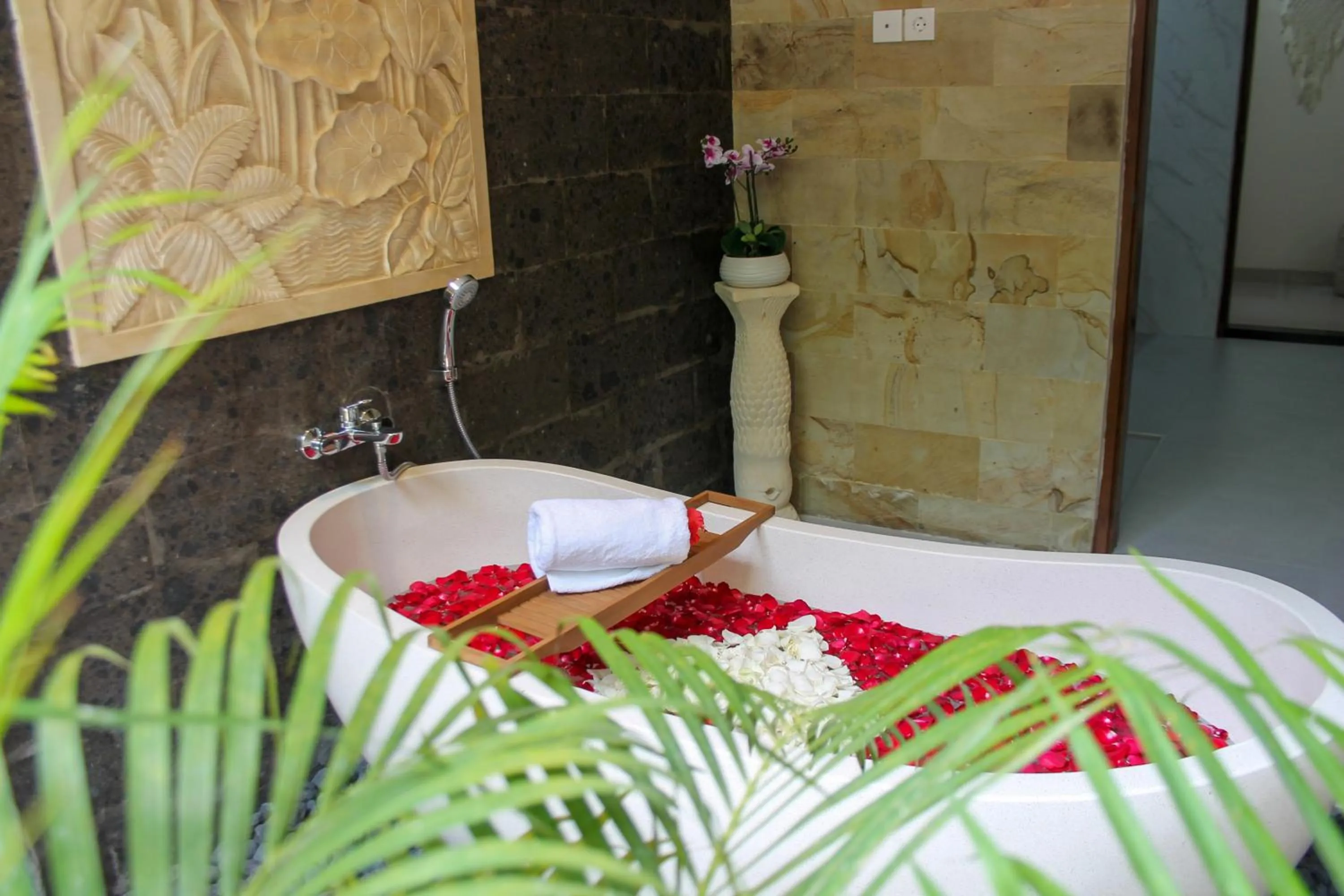 Bath in Kubu Garden Suites & Villas Nusa Dua