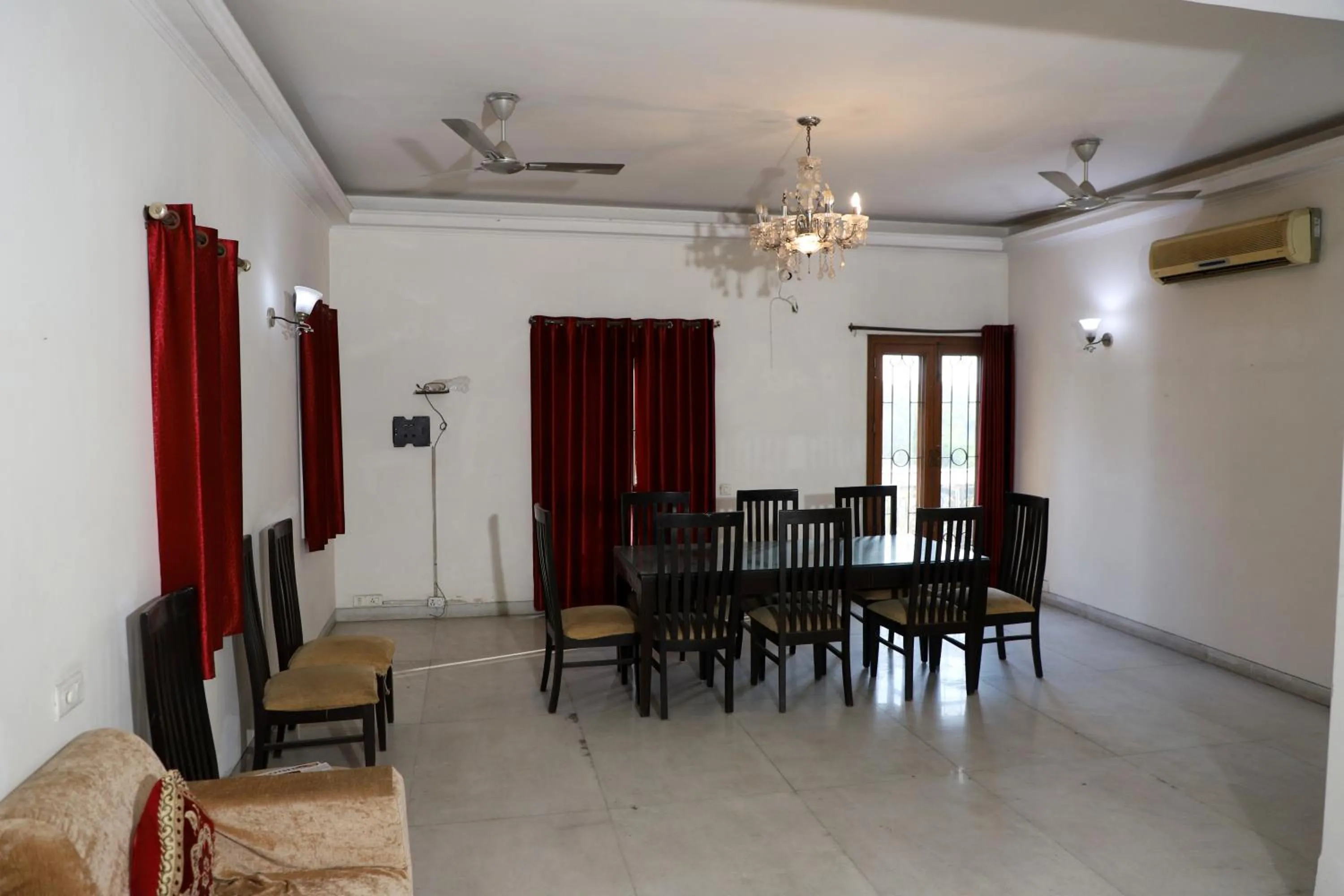 Dining area in Hotel Ashray Noida
