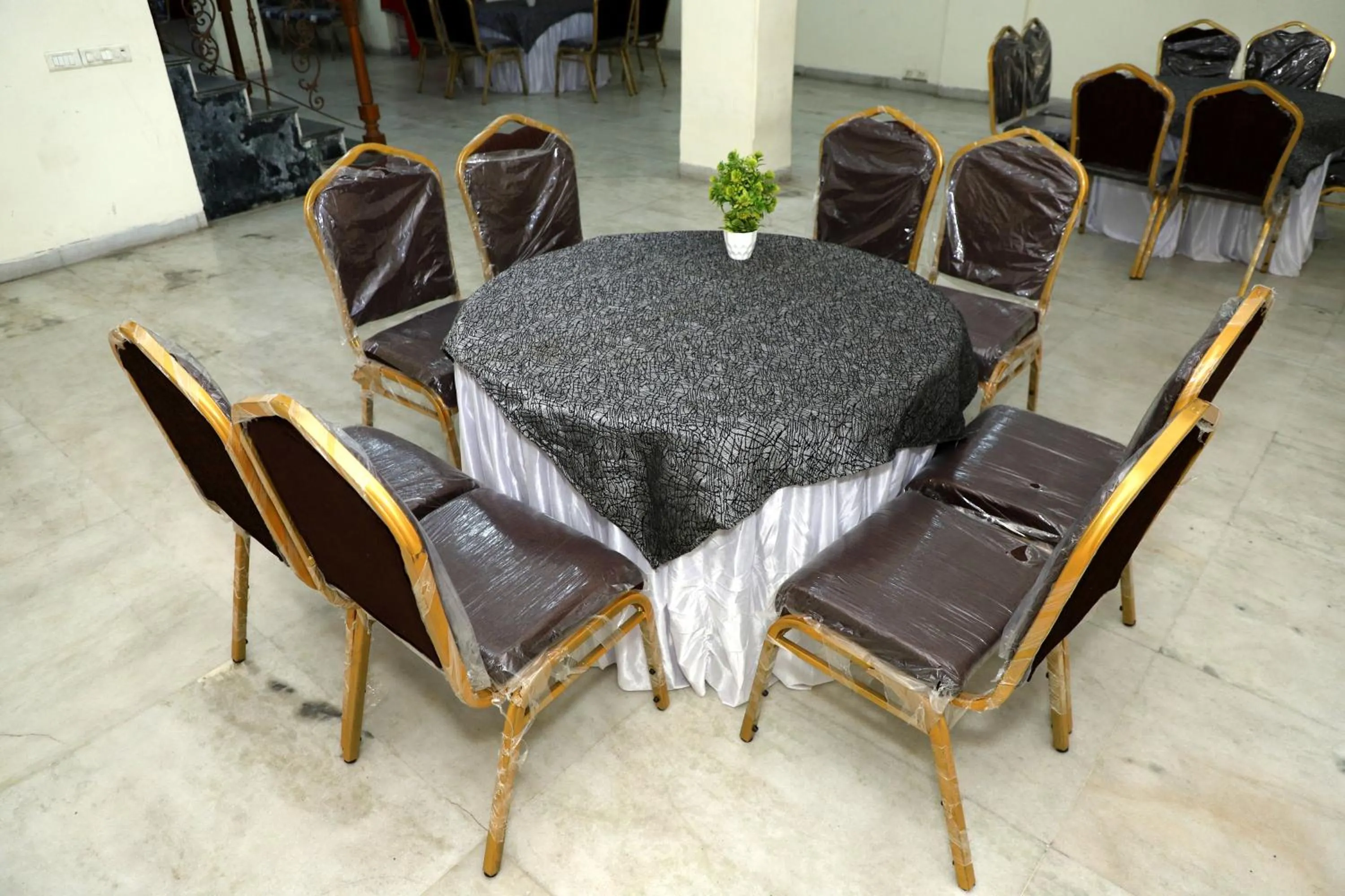 Restaurant/places to eat in Hotel Ashray Noida