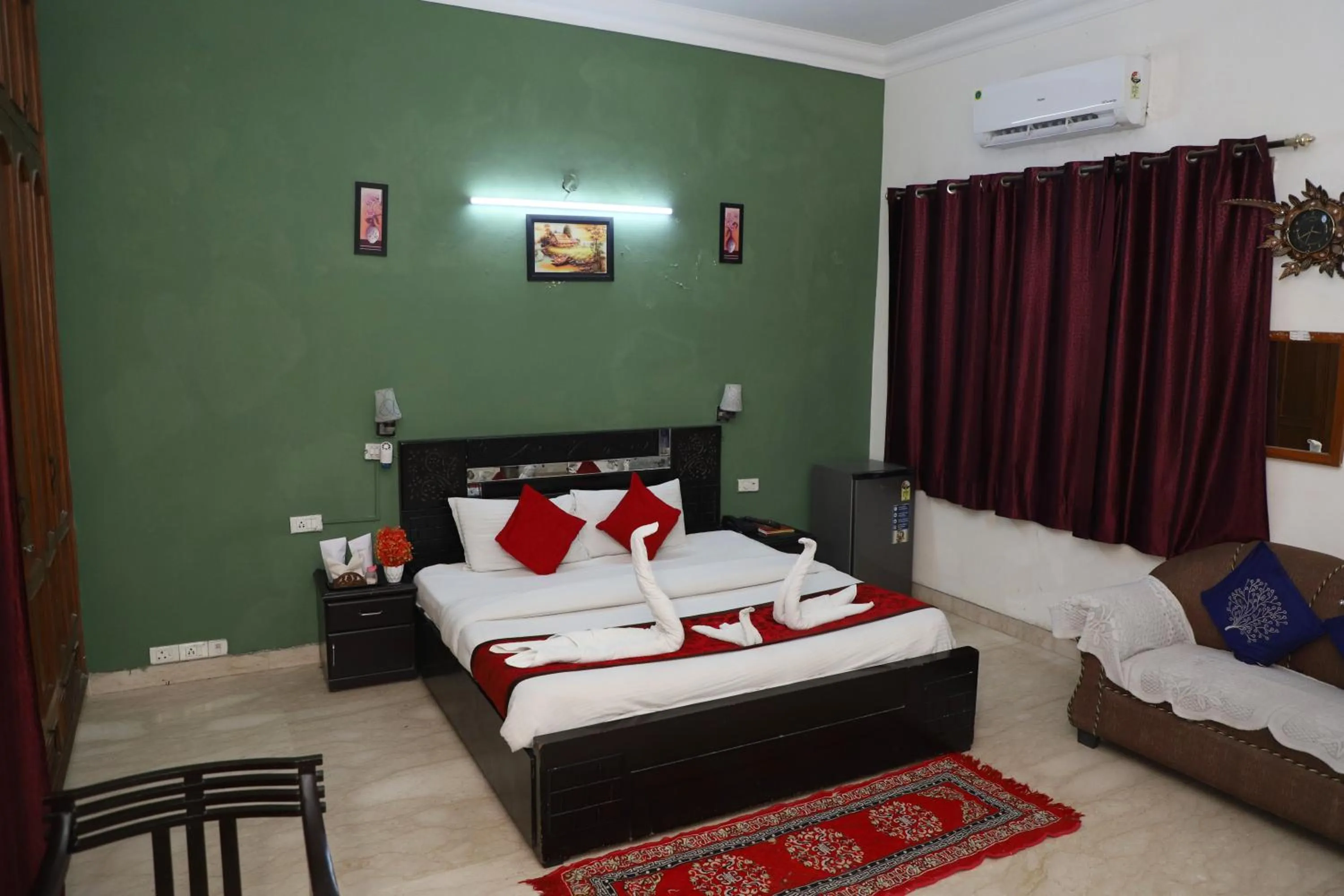Bedroom, Bed in Hotel Ashray Noida
