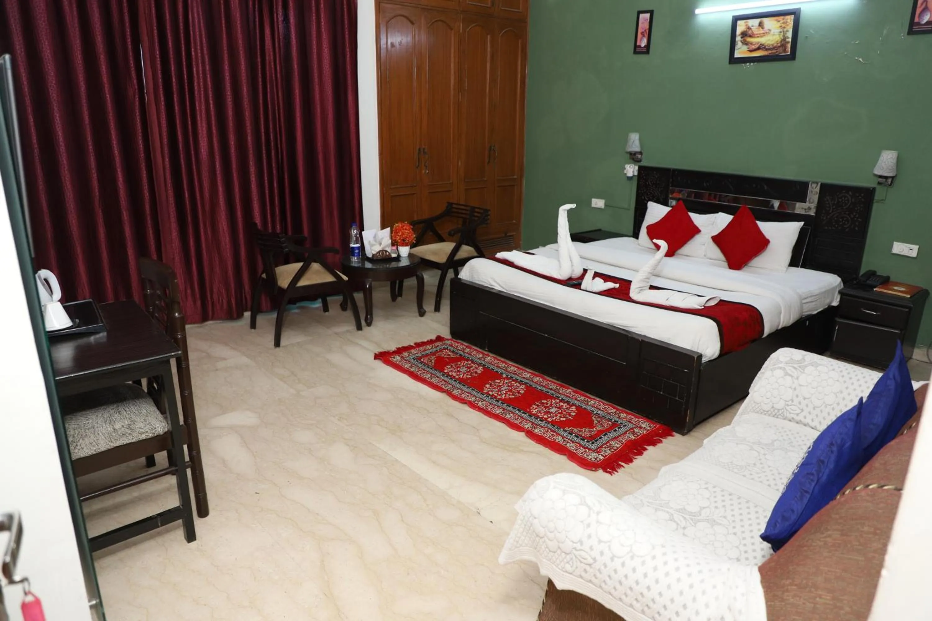 Bed in Hotel Ashray Noida