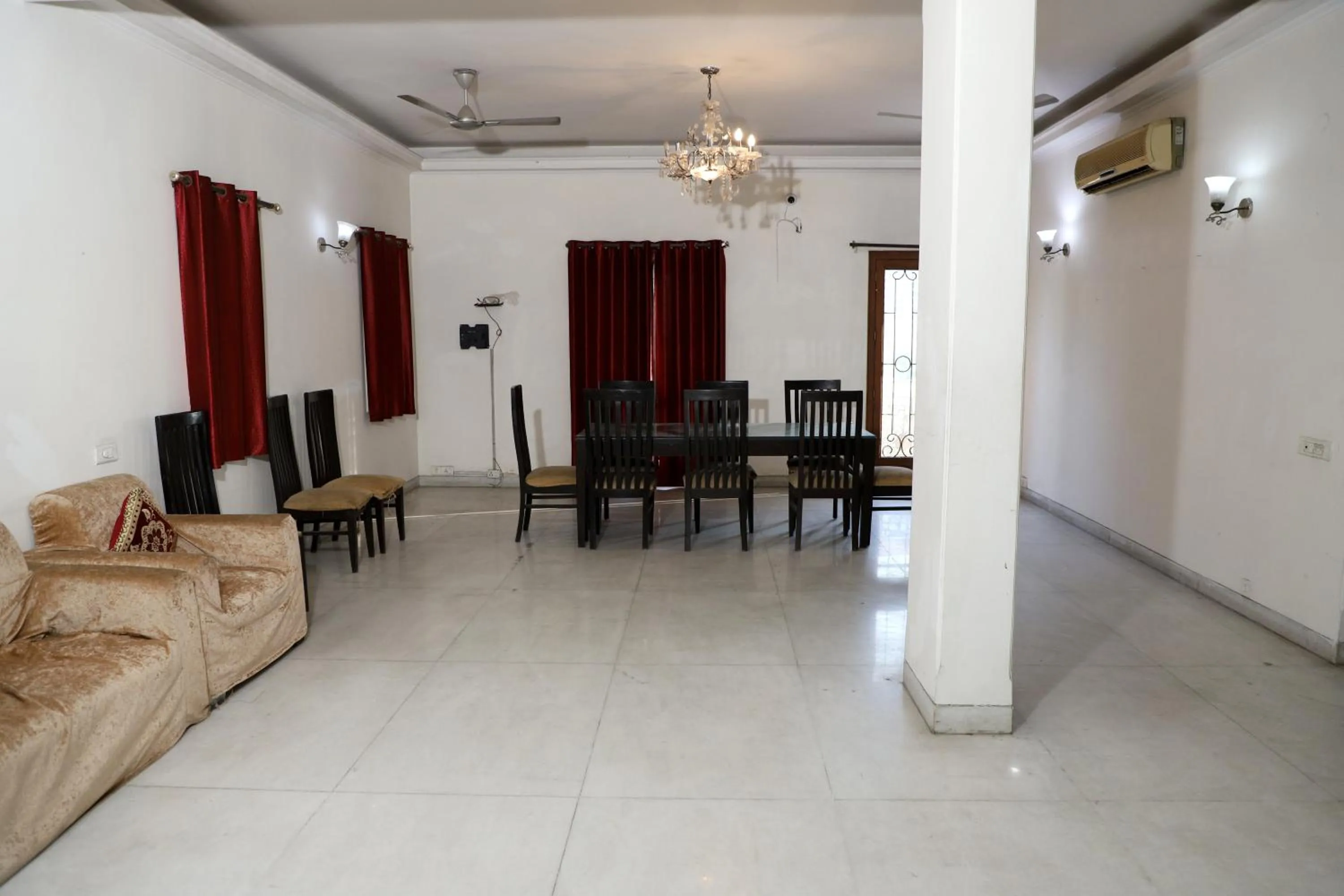 Dining area in Hotel Ashray Noida