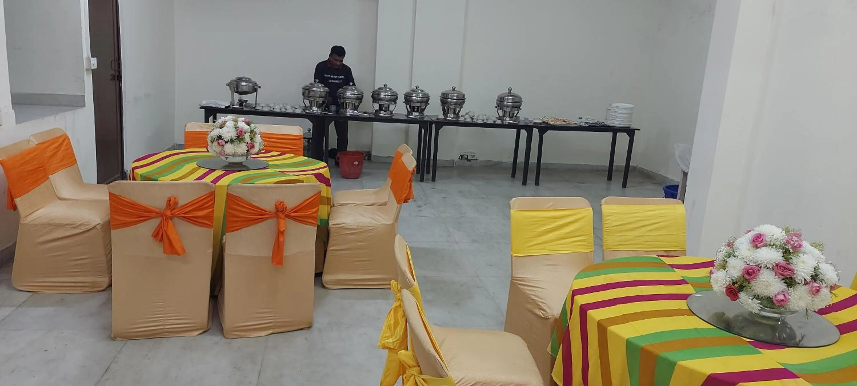 Restaurant/places to eat in Hotel Ashray Noida