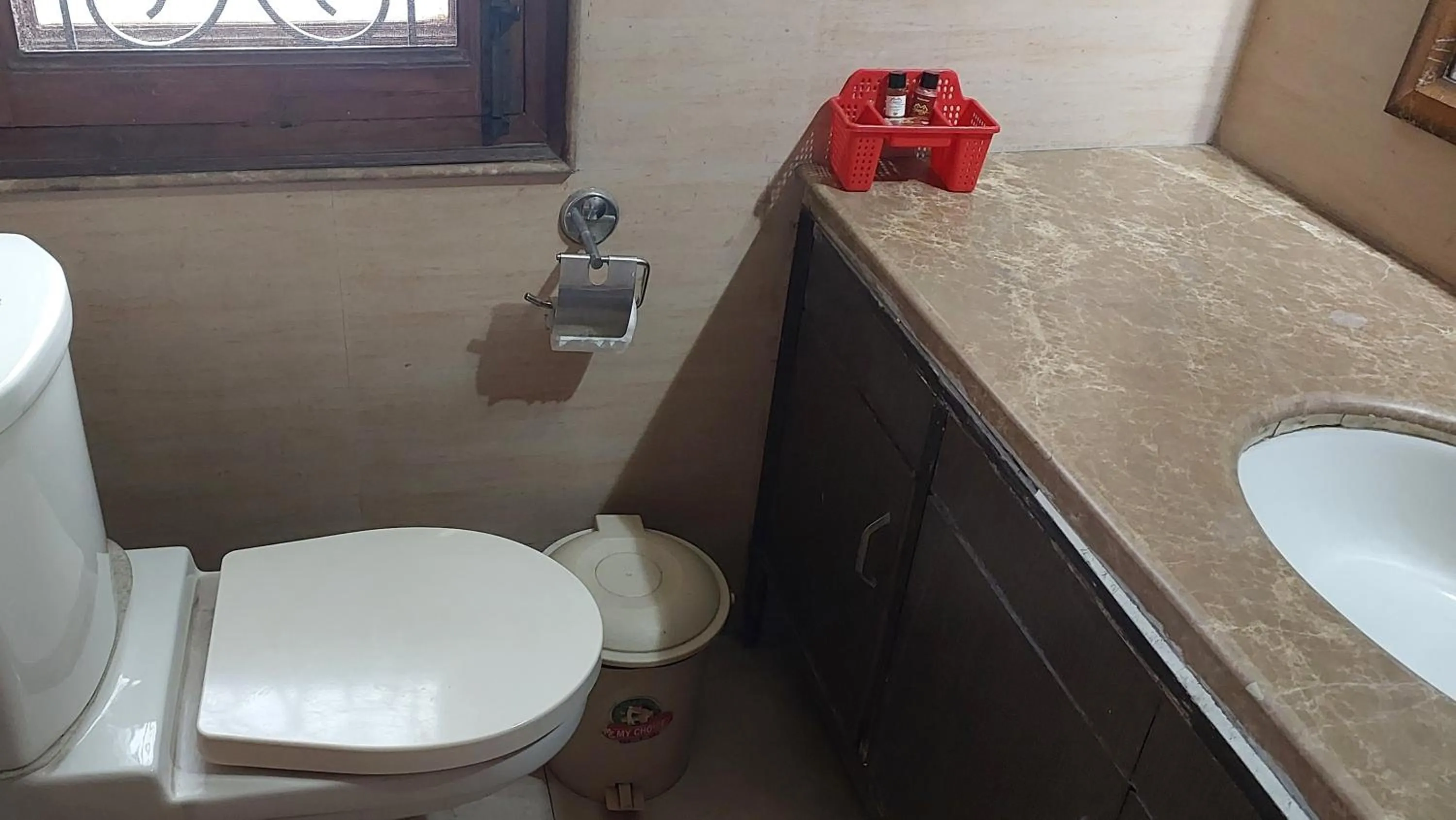 Toilet in Hotel Ashray Noida
