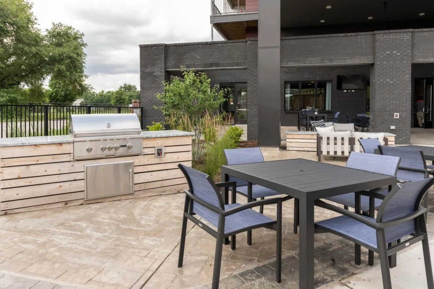 Property building in Contemporary 1 BDRM Apt with Pool Parking Gym