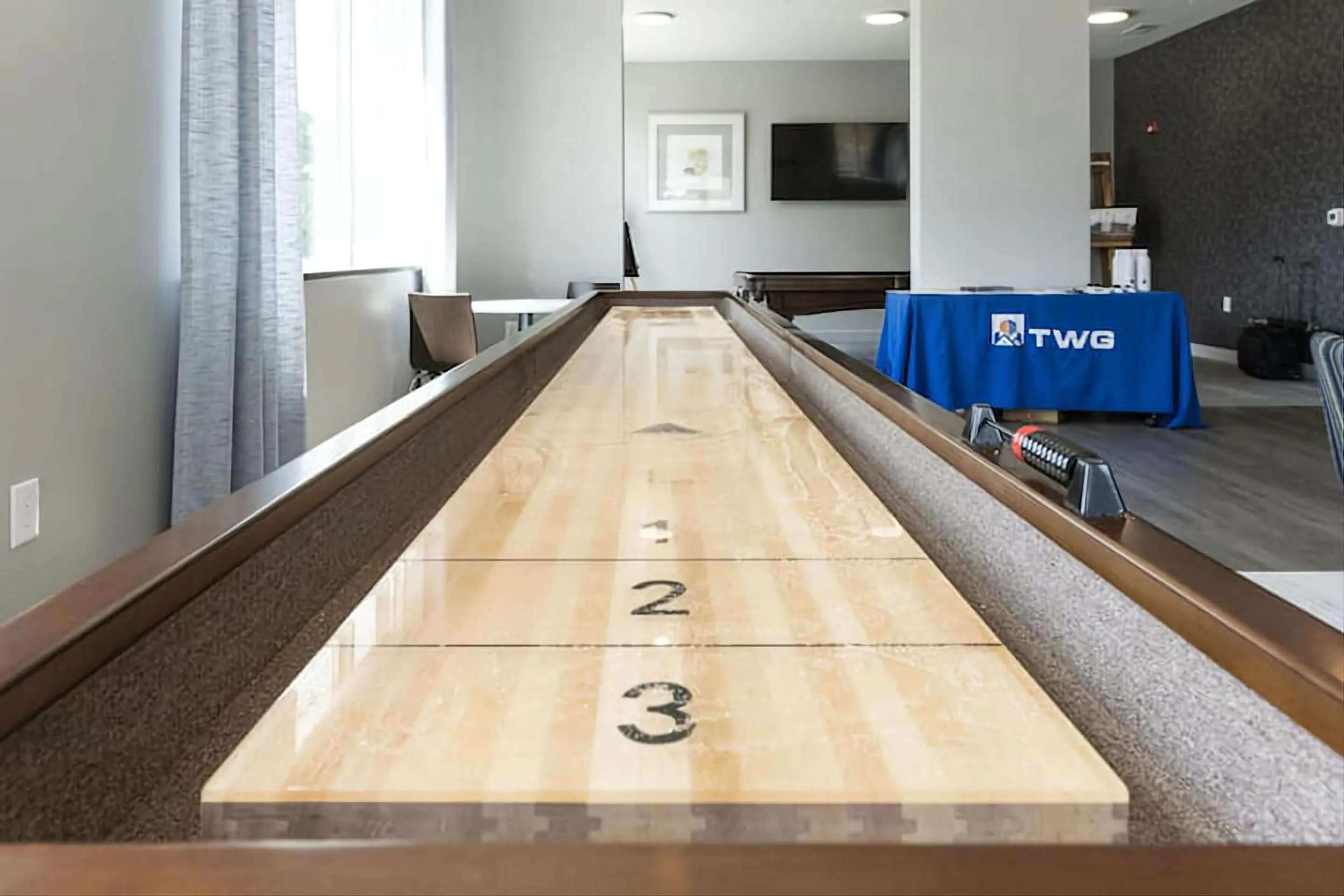 Communal lounge/ TV room in Contemporary 1 BDRM Apt with Pool Parking Gym