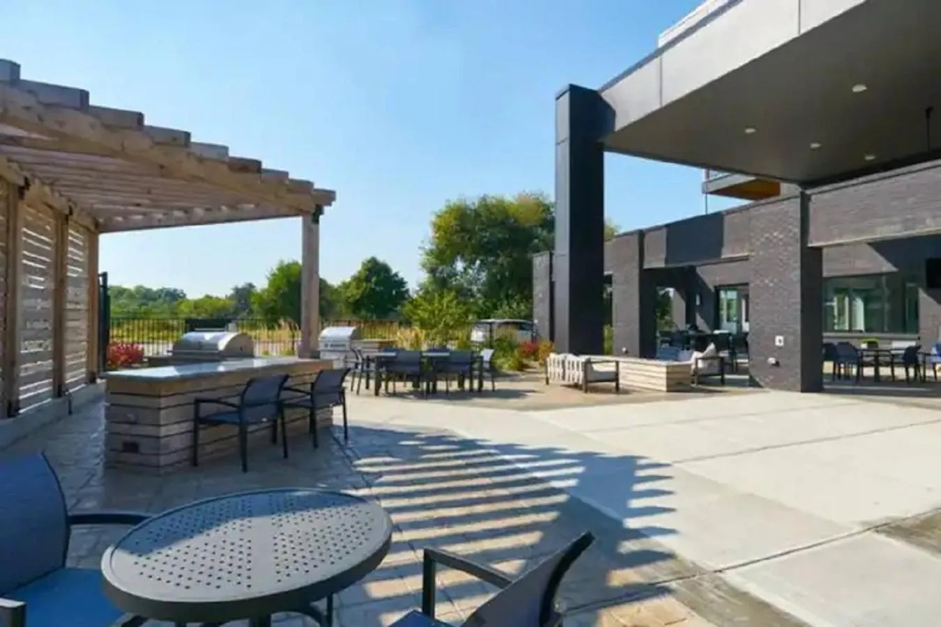 Property building in Contemporary 1 BDRM Apt with Pool Parking Gym