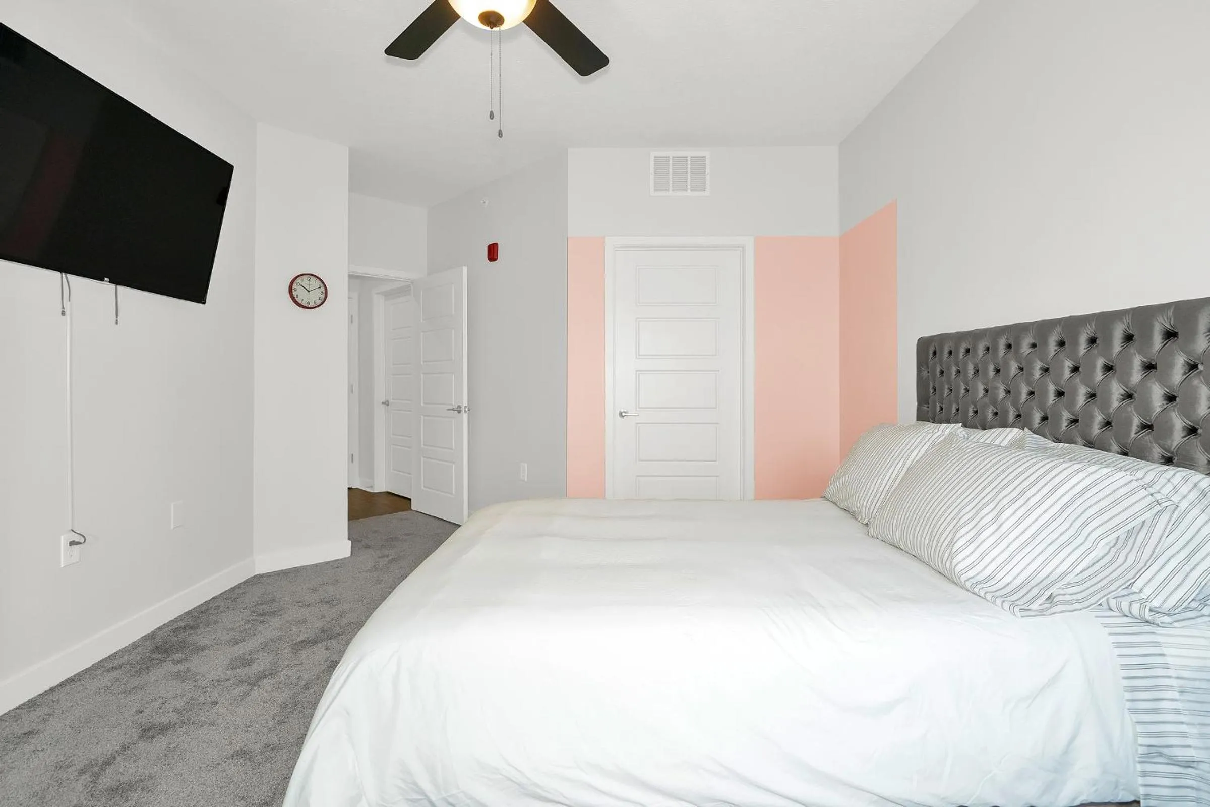 Bed in Contemporary 1 BDRM Apt with Pool Parking Gym