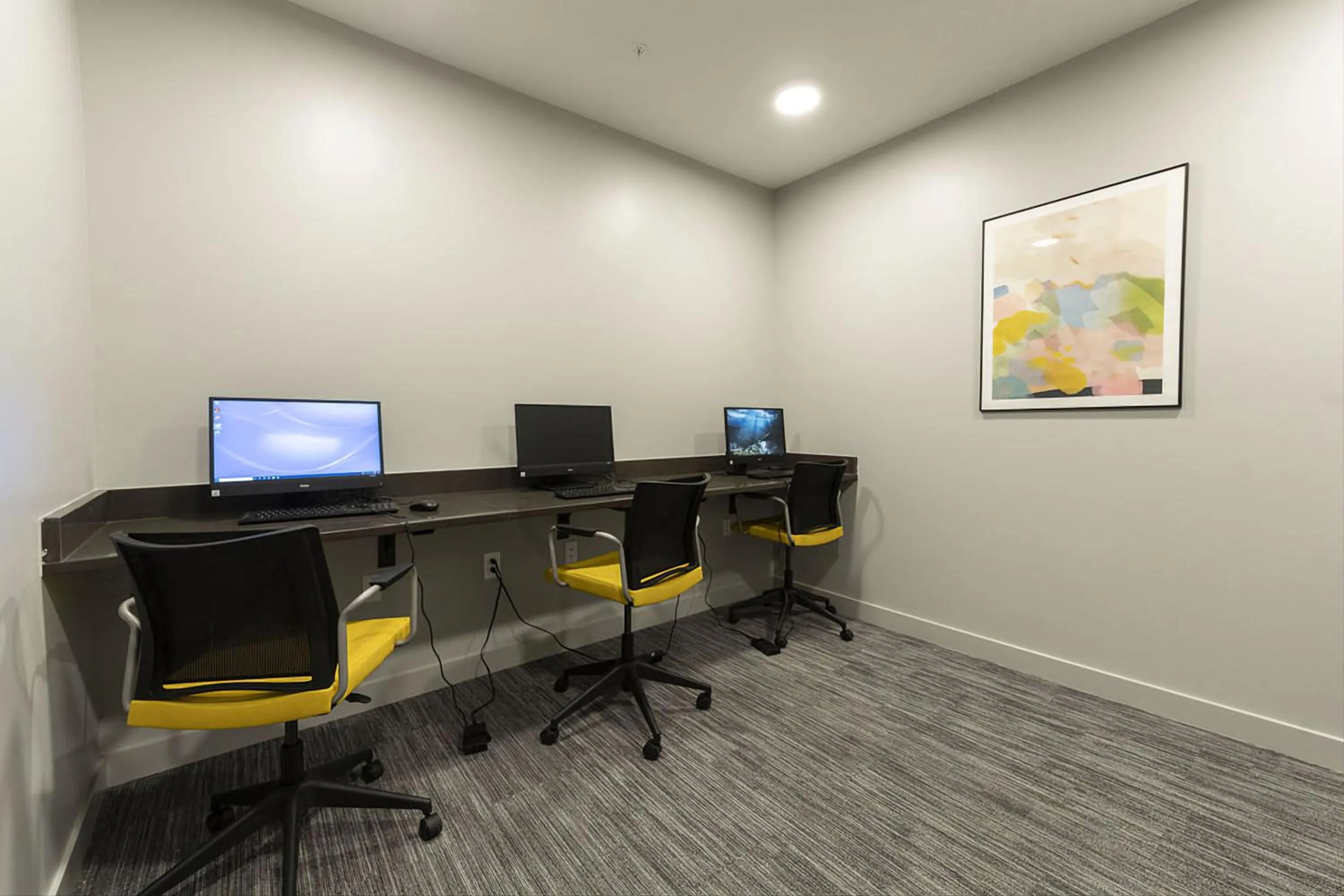 On-site shops in Contemporary 1 BDRM Apt with Pool Parking Gym