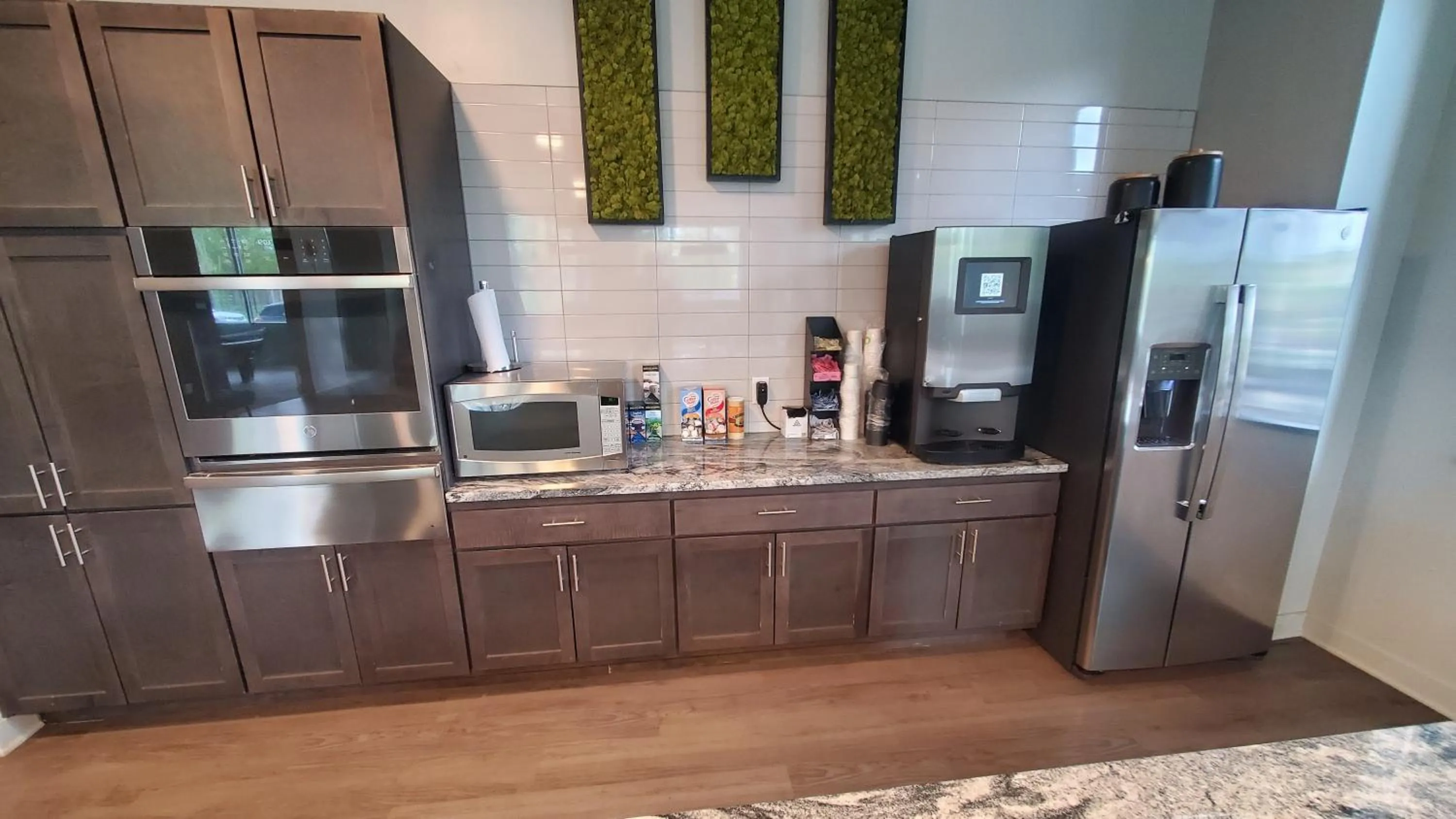 Communal kitchen in Contemporary 1 BDRM Apt with Pool Parking Gym