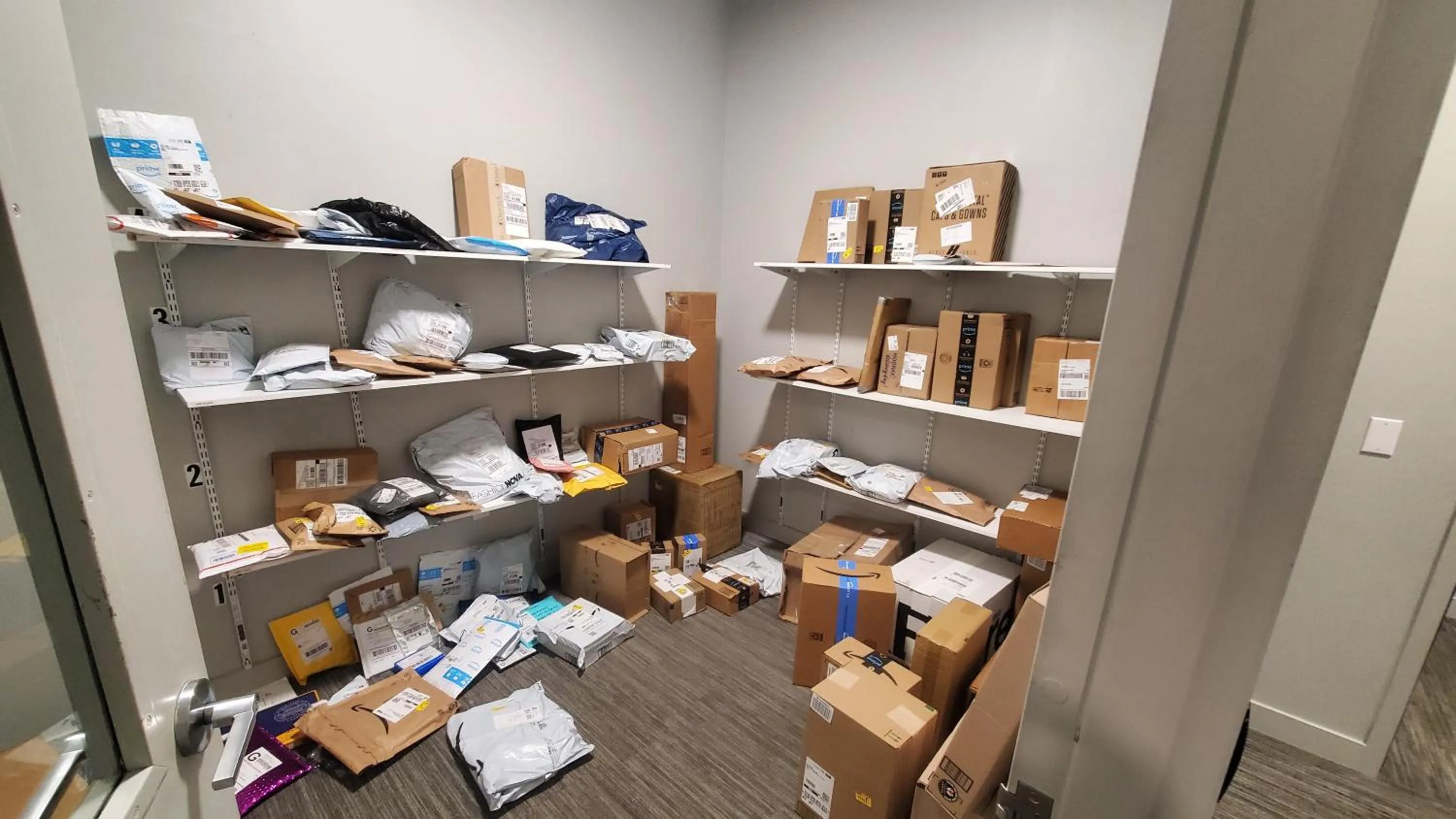 storage in Contemporary 1 BDRM Apt with Pool Parking Gym