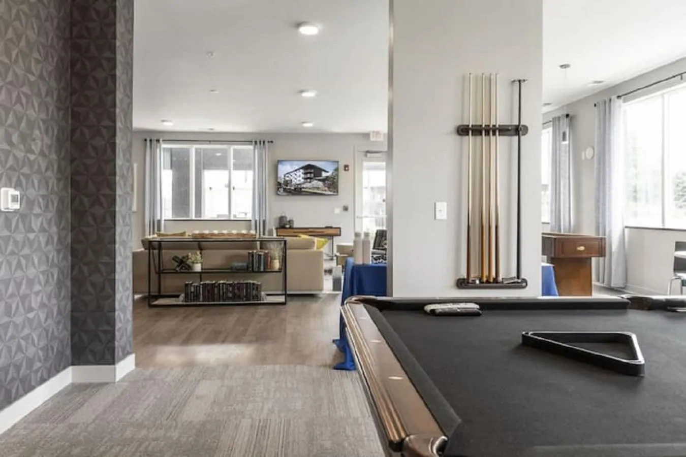 Communal lounge/ TV room in Contemporary 1 BDRM Apt with Pool Parking Gym