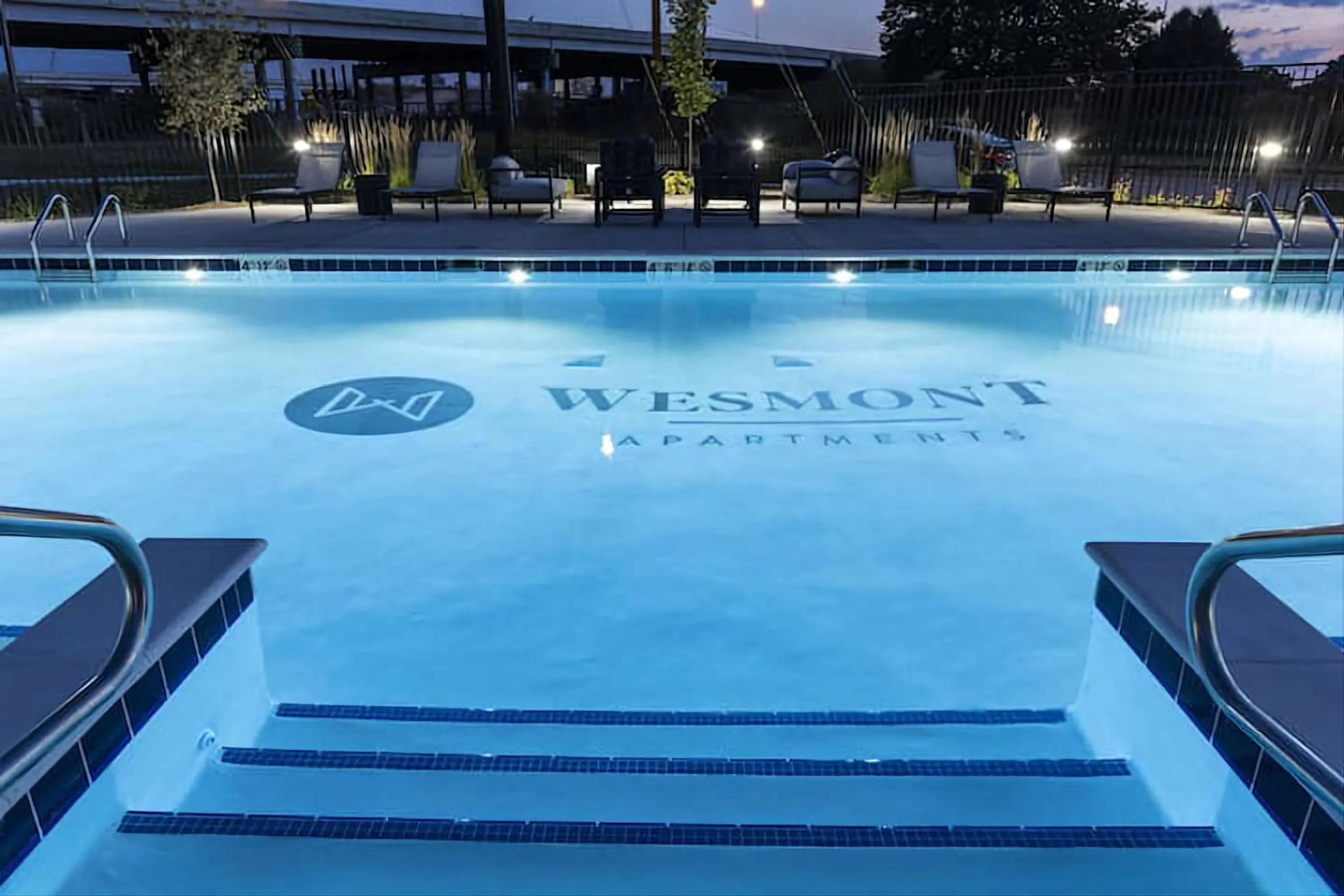 Night in Contemporary 1 BDRM Apt with Pool Parking Gym