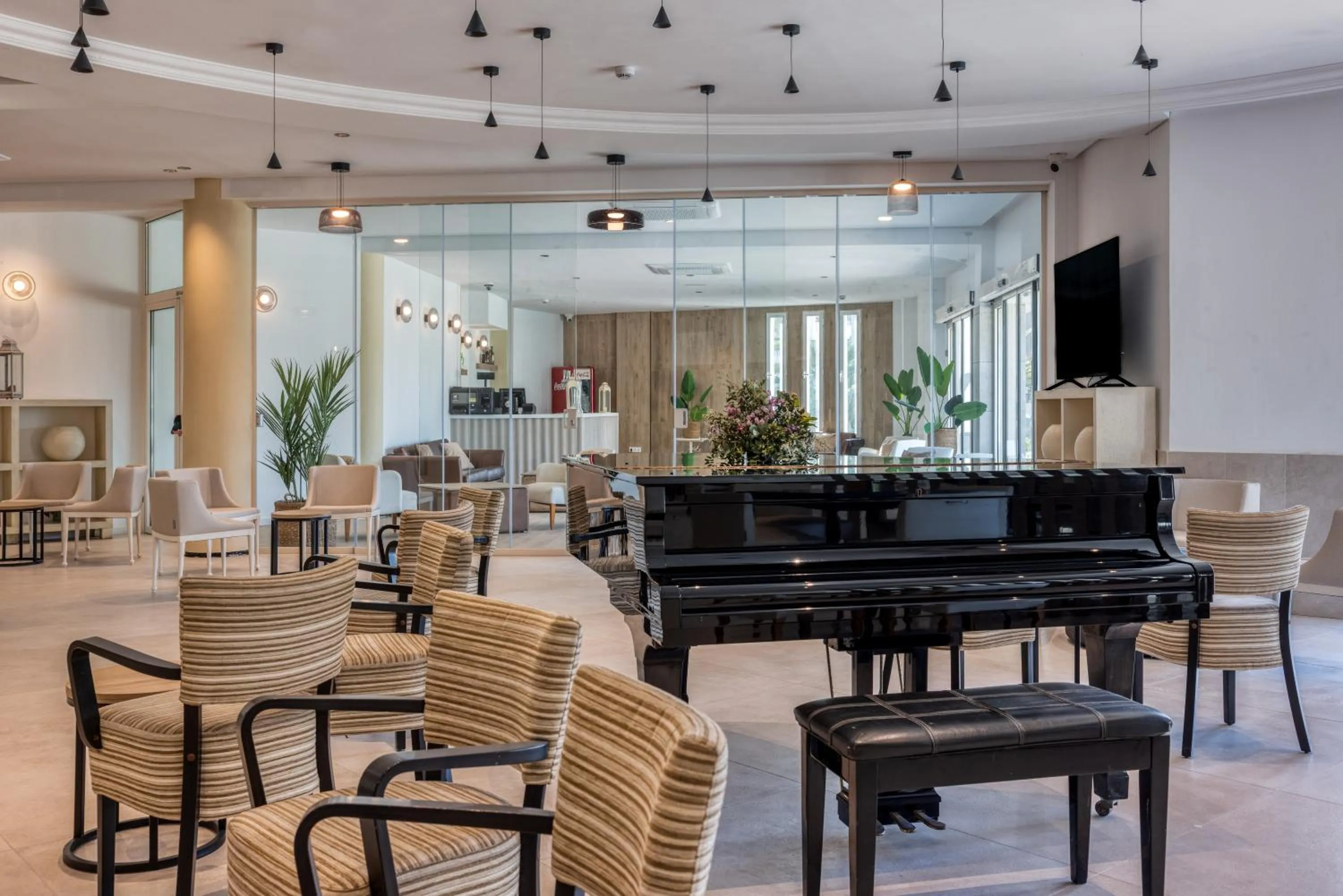 Lounge or bar in Ohtels Gran Hotel Almeria